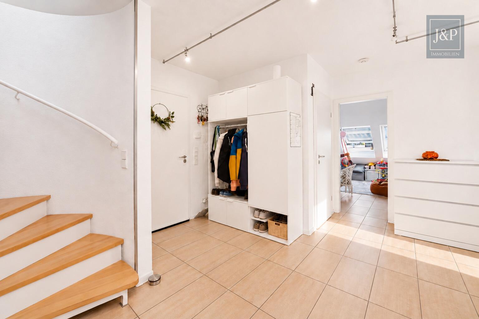 Exklusive Maisonette mit Weitblick und einzigartiger Architektur im Herzen von Kriftel - Flur