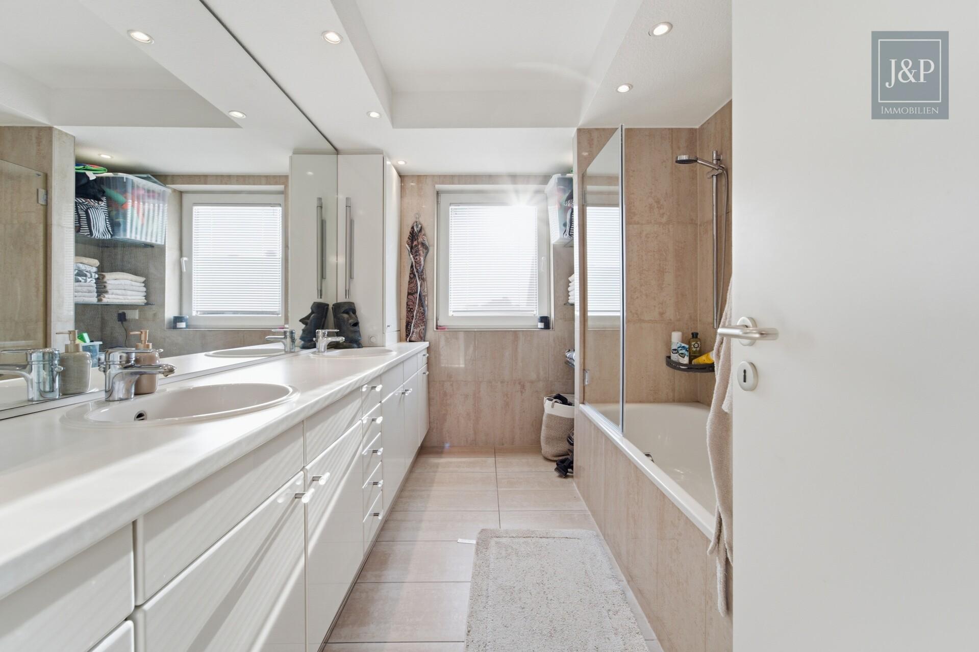 Exklusive Maisonette mit Weitblick und einzigartiger Architektur im Herzen von Kriftel - Badezimmer