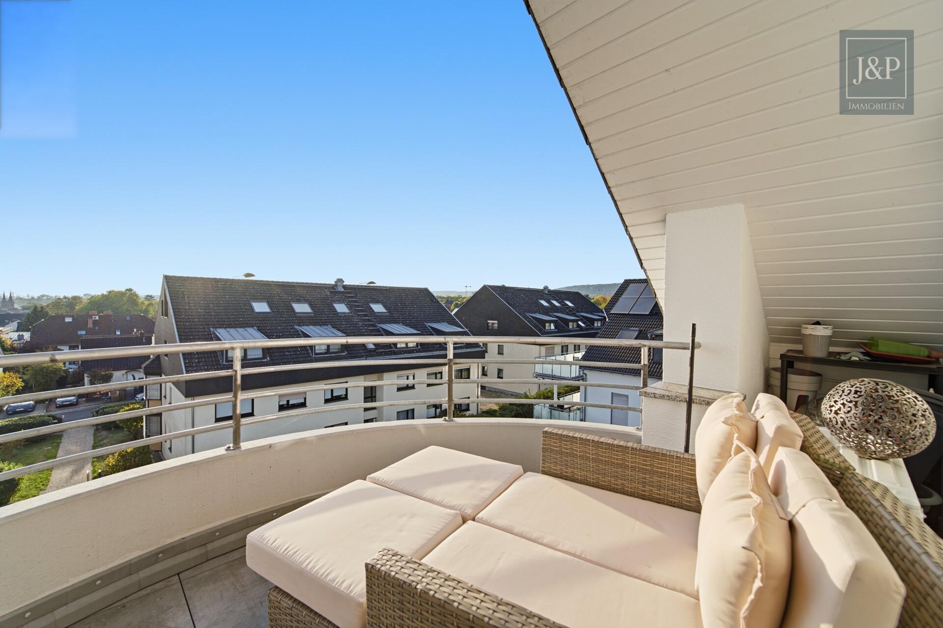 Exklusive Maisonette mit Weitblick und einzigartiger Architektur im Herzen von Kriftel - Balkon Schlafenzimmer