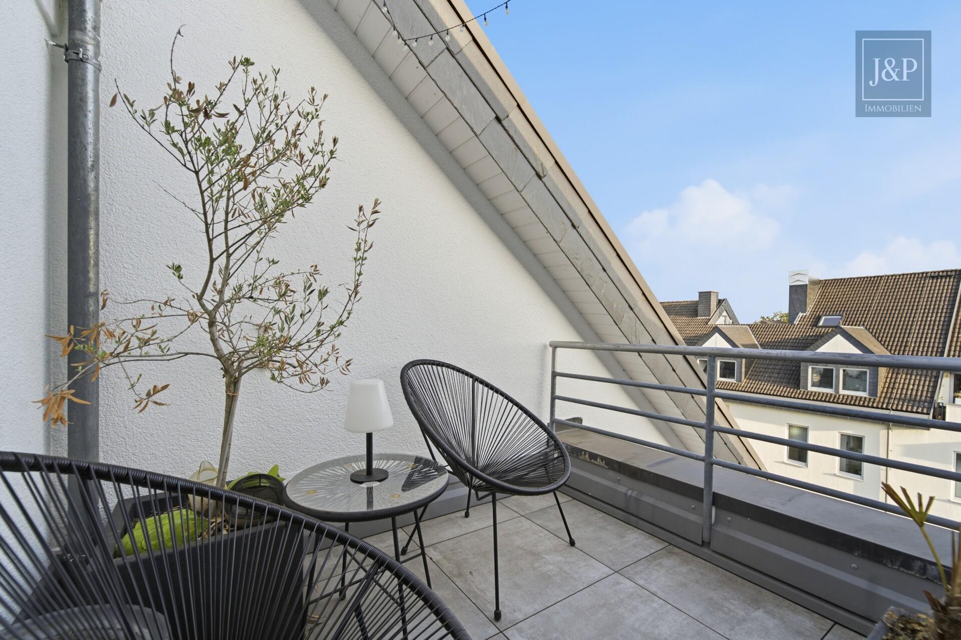 Exklusive Maisonette mit Weitblick und einzigartiger Architektur im Herzen von Kriftel - Balkon bei Sauna