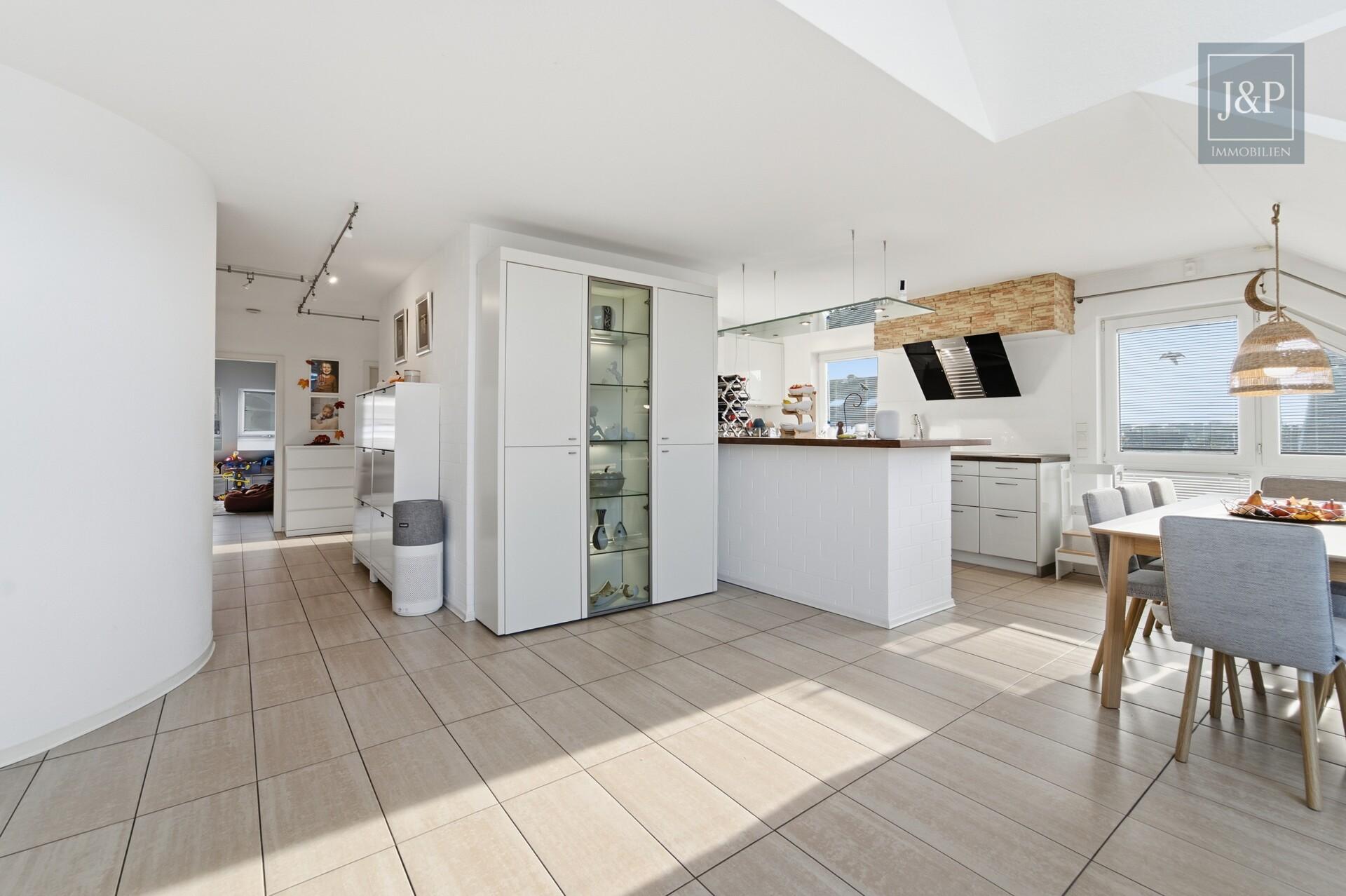Exklusive Maisonette mit Weitblick und einzigartiger Architektur im Herzen von Kriftel - Wohn - & Essbereich