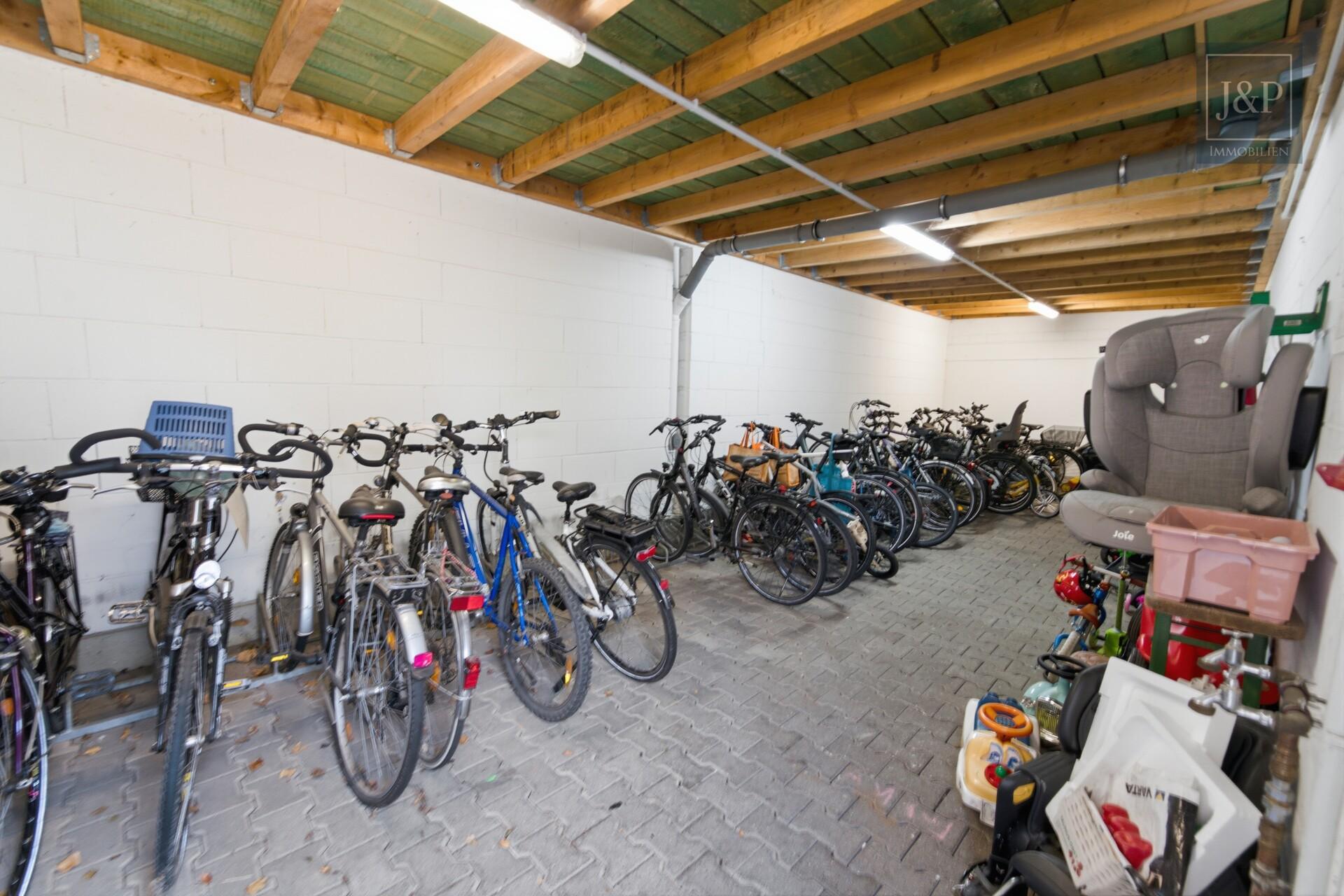Exklusive Maisonette mit Weitblick und einzigartiger Architektur im Herzen von Kriftel - Fahrradplatz