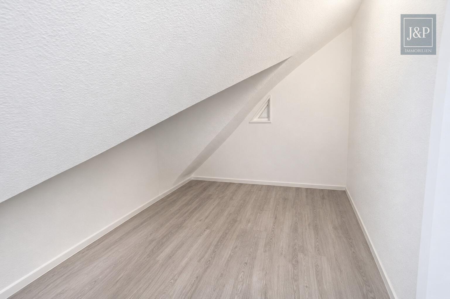 Exklusive Maisonette mit Weitblick und einzigartiger Architektur im Herzen von Kriftel - Stauraum Schlafzimmer