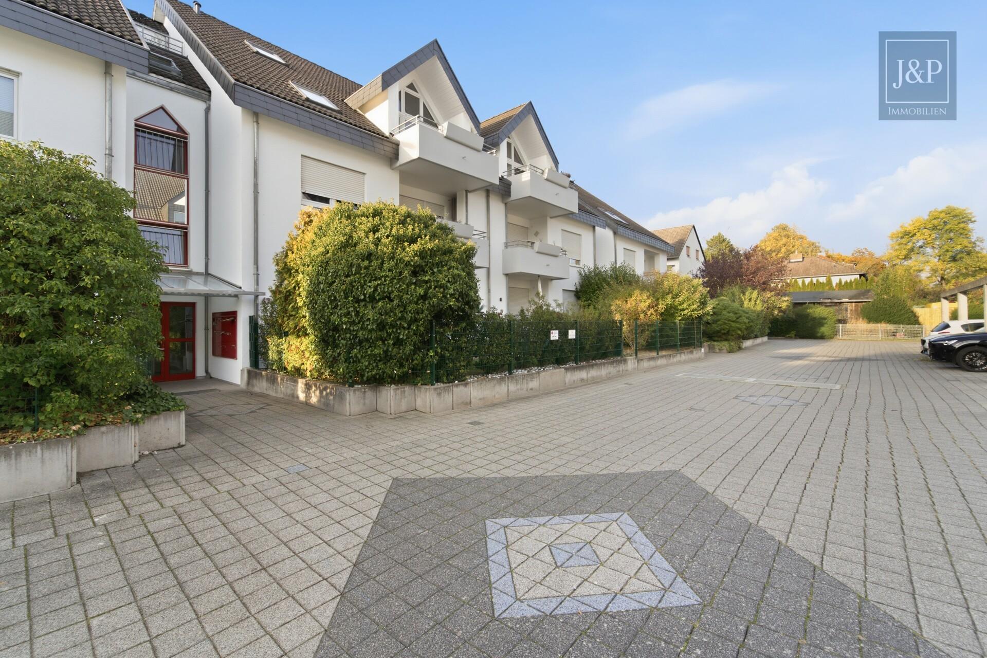 Exklusive Maisonette mit Weitblick und einzigartiger Architektur im Herzen von Kriftel - Vorplatz