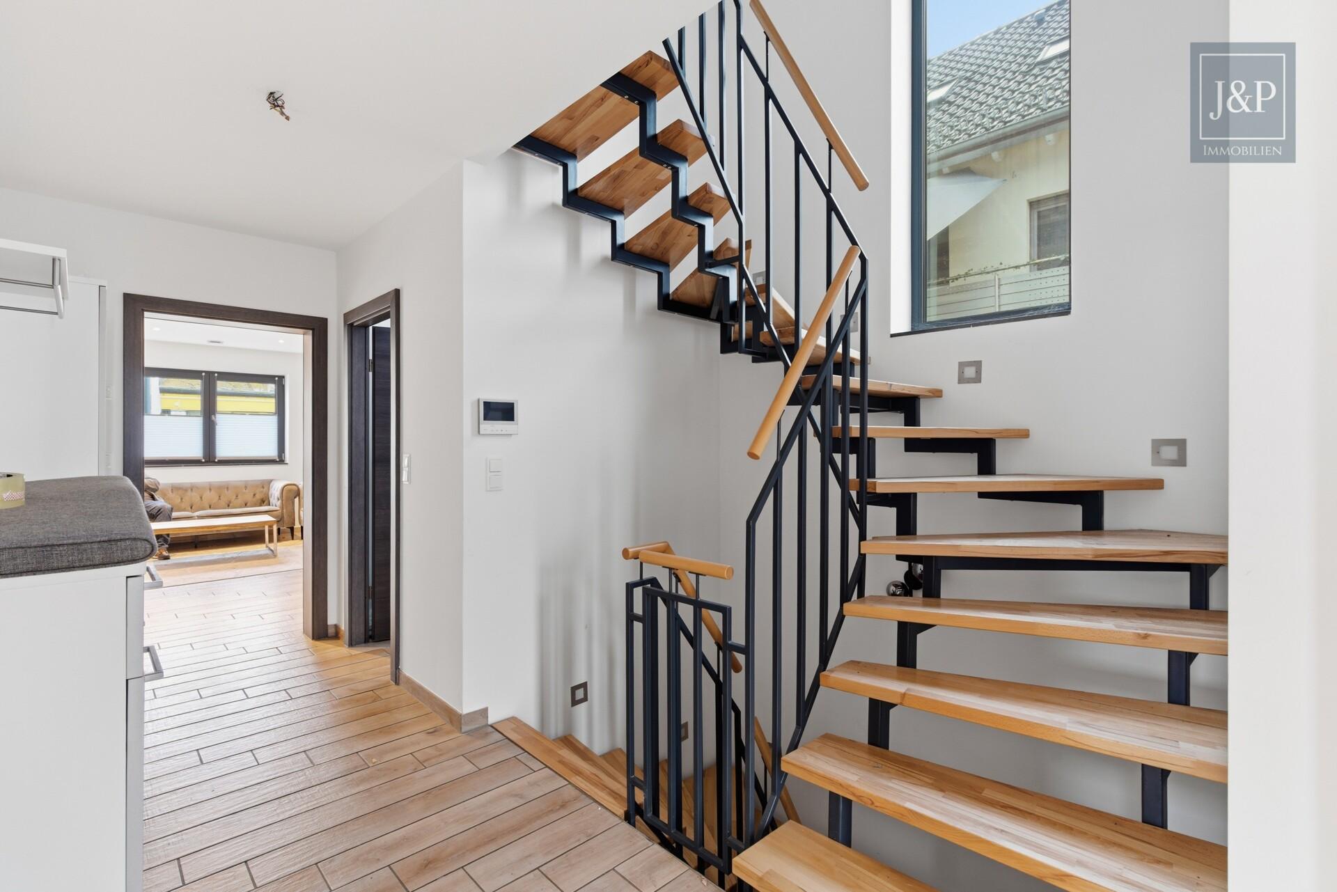 Einfamilienhaus in familienfreundlicher Lage - Ihre Chance zum Eigenheim mit Gestaltungsspielraum - Treppenhaus