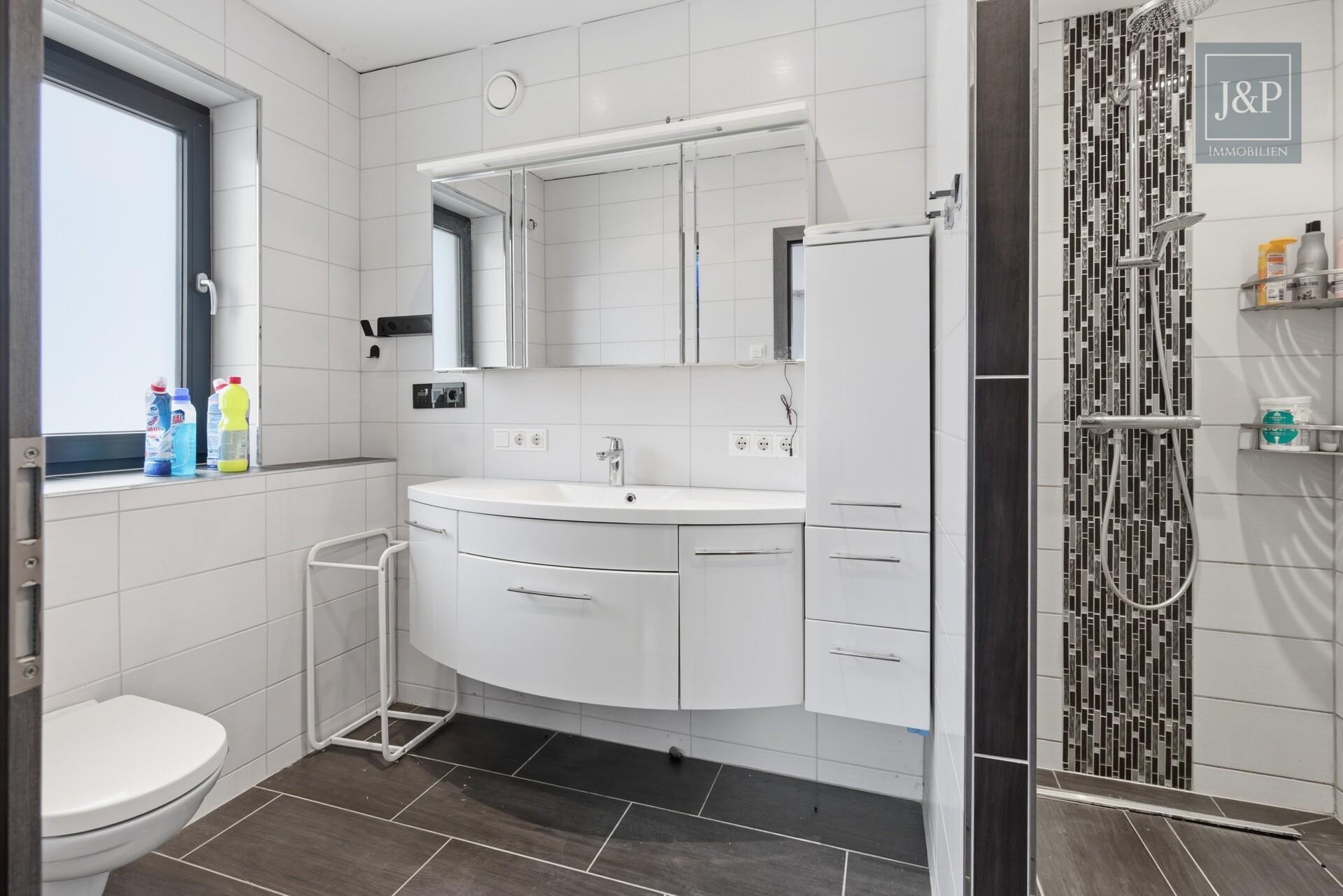 Einfamilienhaus in familienfreundlicher Lage - Ihre Chance zum Eigenheim mit Gestaltungsspielraum - Elternbad