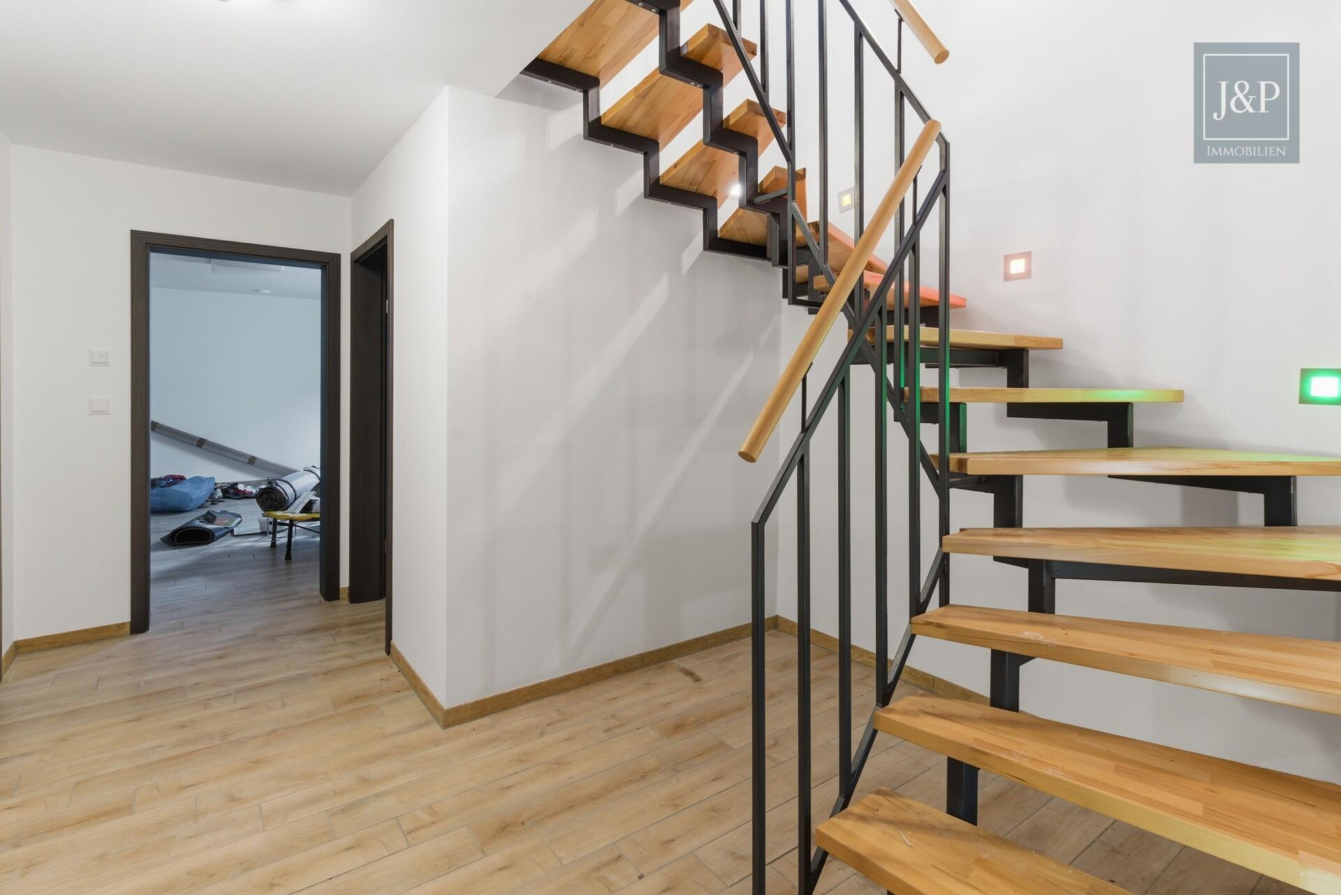 Einfamilienhaus in familienfreundlicher Lage - Ihre Chance zum Eigenheim mit Gestaltungsspielraum - Treppenhaus Keller