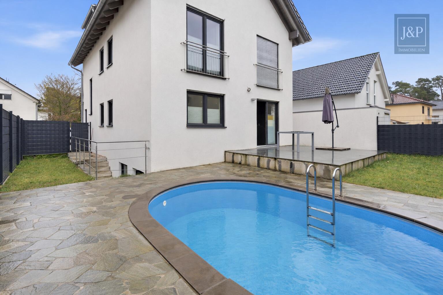 Einfamilienhaus in familienfreundlicher Lage - Ihre Chance zum Eigenheim mit Gestaltungsspielraum - Haus Hinteransicht