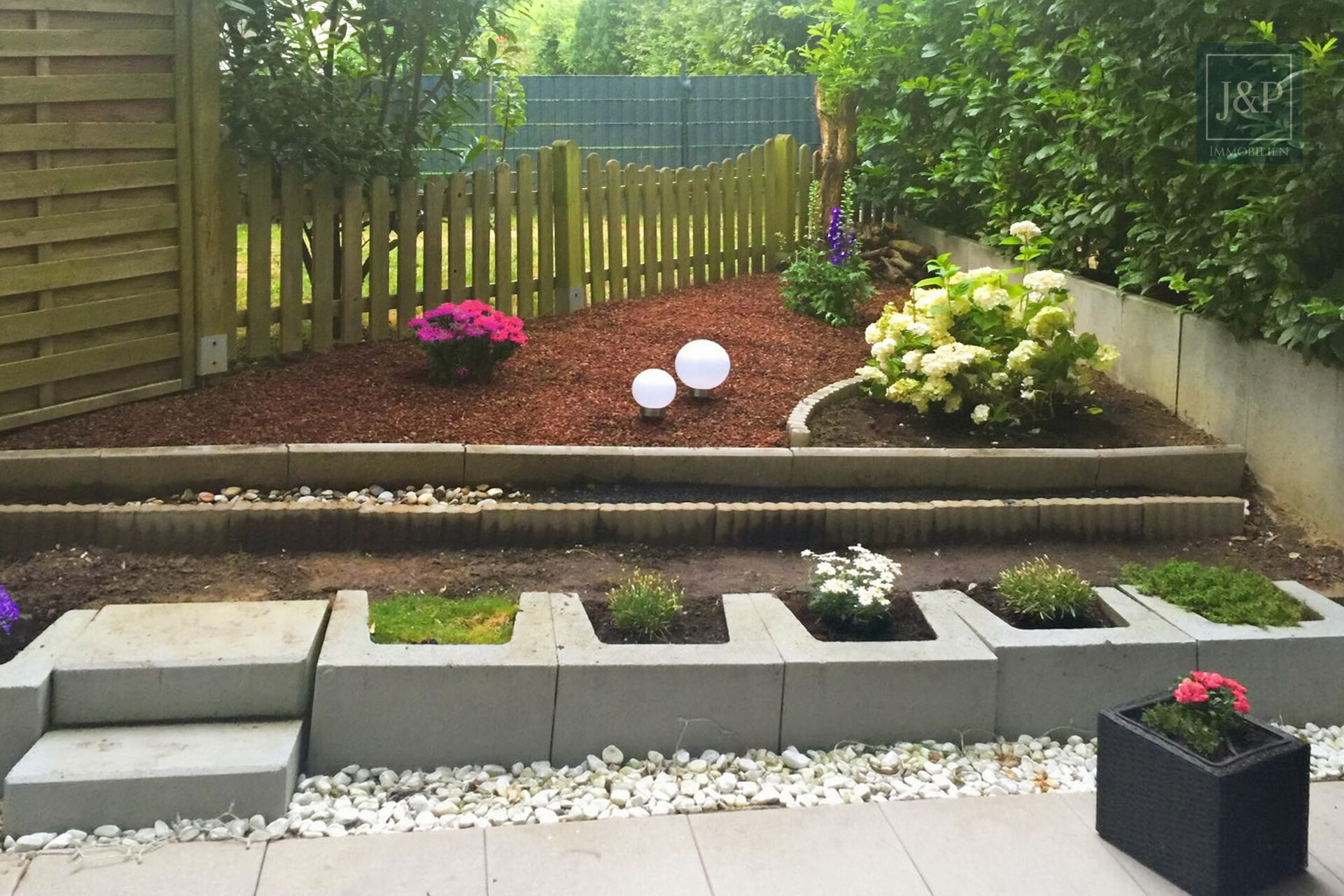 Ruhiges Wohngebiet! - Gut geschnittene Hochparterre in Waldrandlage von Neuenhain - Terrasse