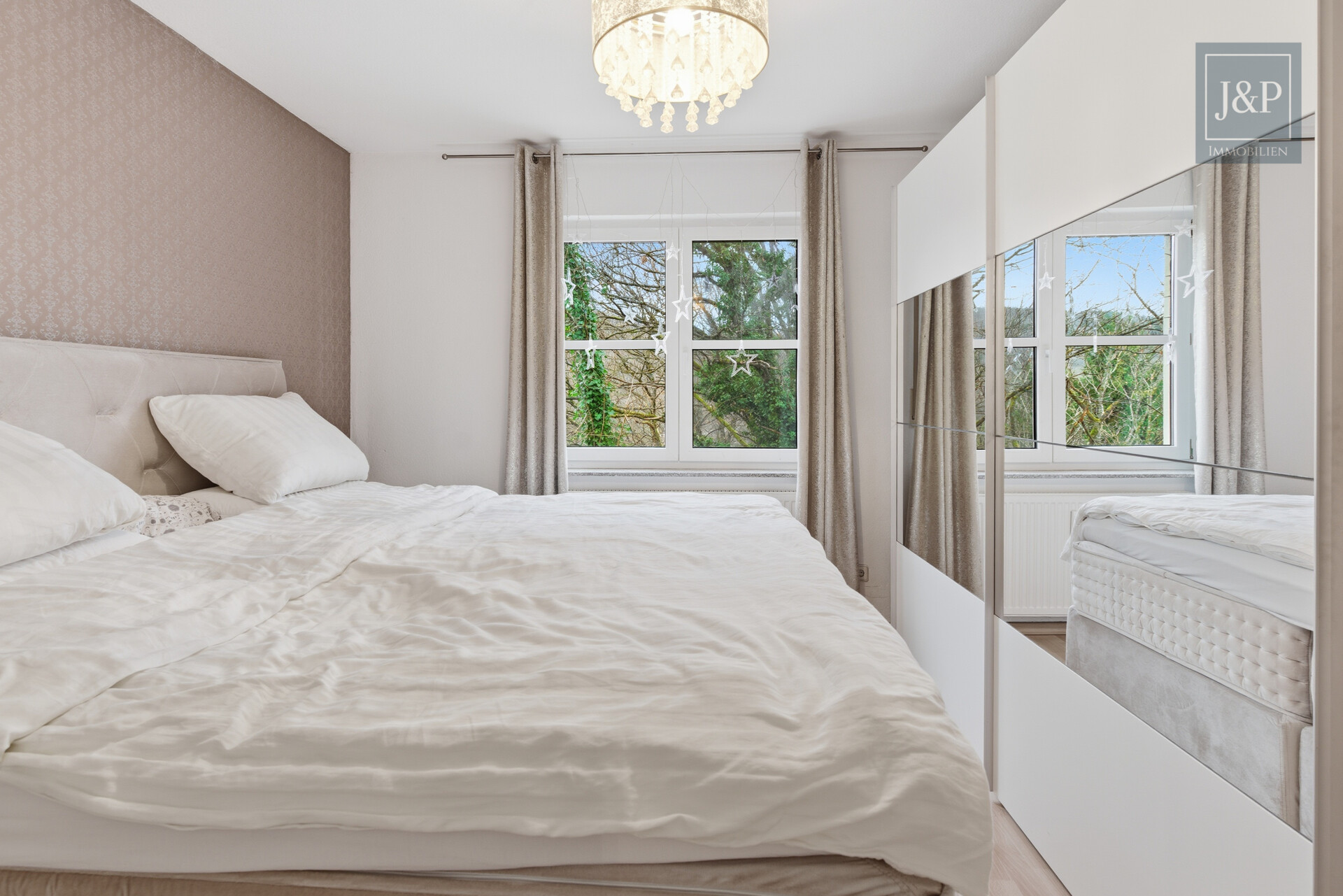 Ruhiges Wohngebiet! - Gut geschnittene Hochparterre in Waldrandlage von Neuenhain - Schlafzimmer