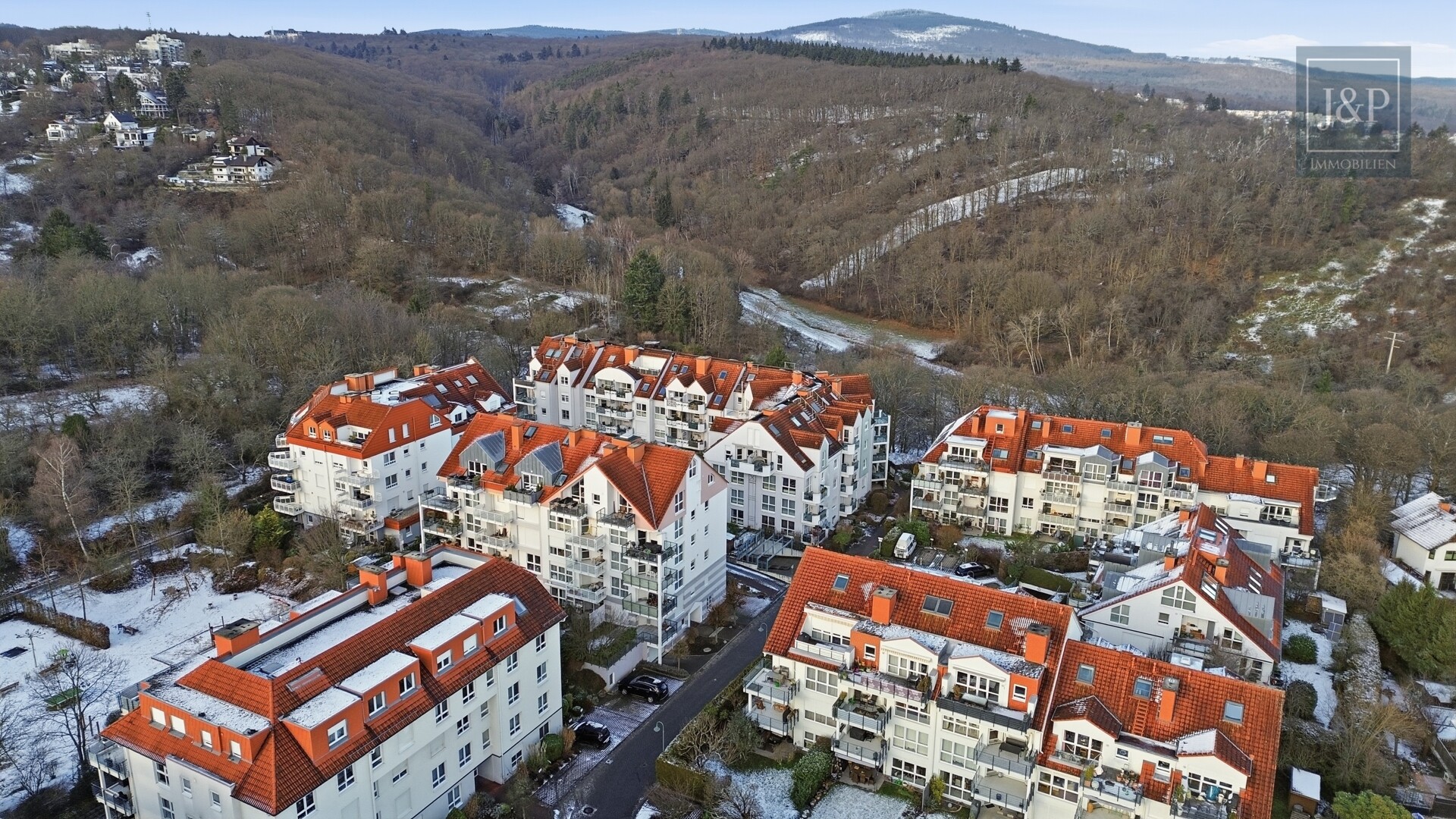 Ruhiges Wohngebiet! - Gut geschnittene Hochparterre in Waldrandlage von Neuenhain - Luftaufnahme