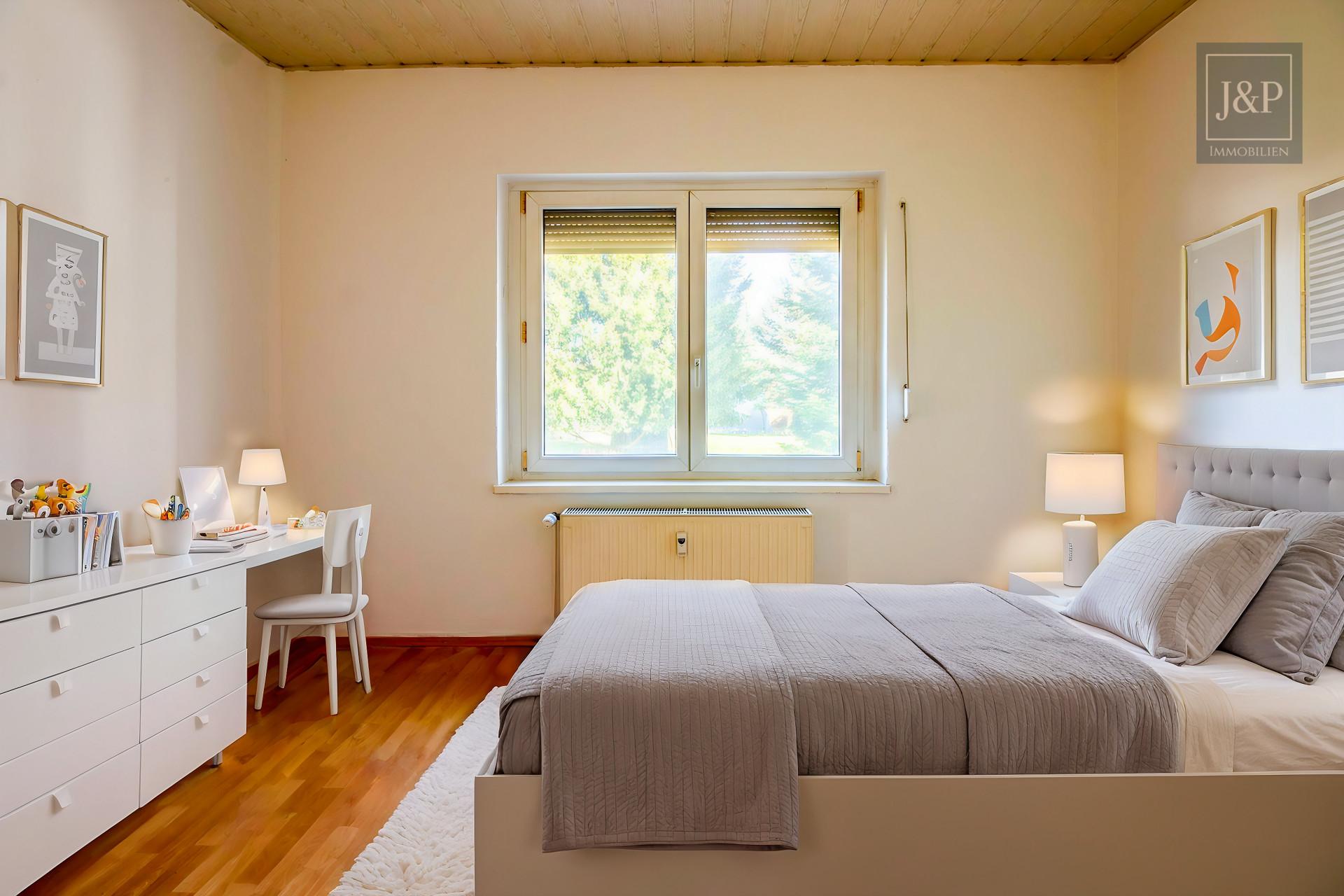 Zweifamilienhaus mit großem Garten, Terrasse & Garage – ideal für Familien und Kapitalanleger - Kinderzimmer