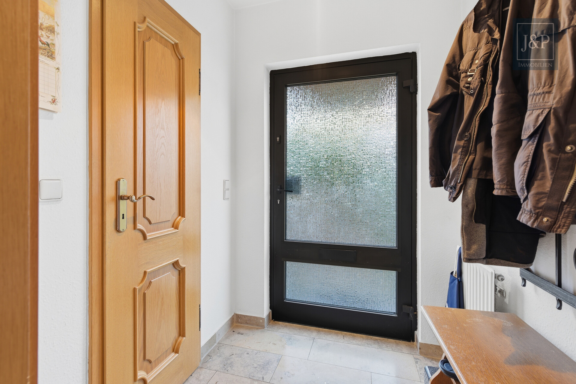 Familienfreundliches Einfamilienhaus in ruhiger & zentraler Lage von Hattersheim - Eingangsbereich