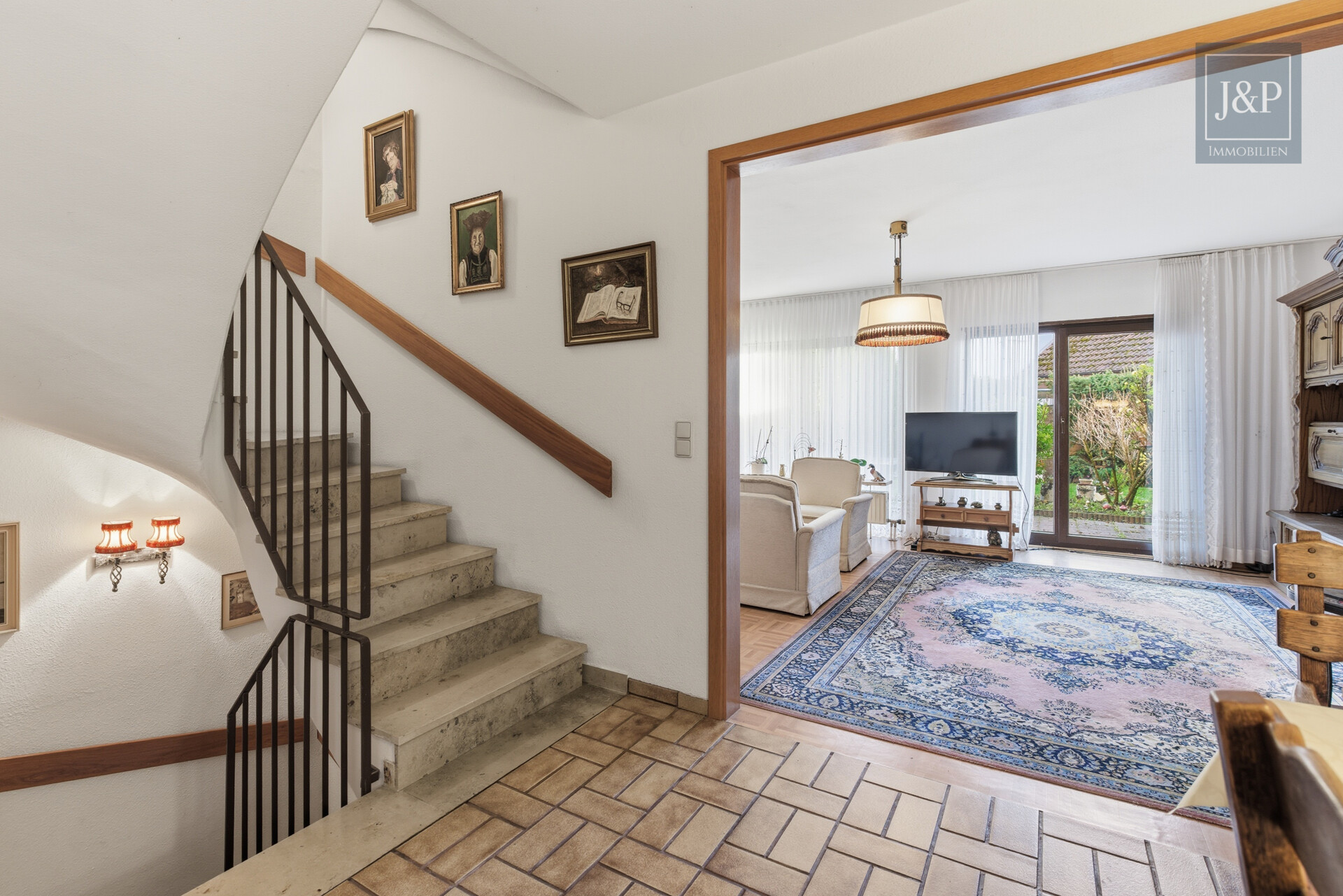 Familienfreundliches Einfamilienhaus in ruhiger & zentraler Lage von Hattersheim - Treppe