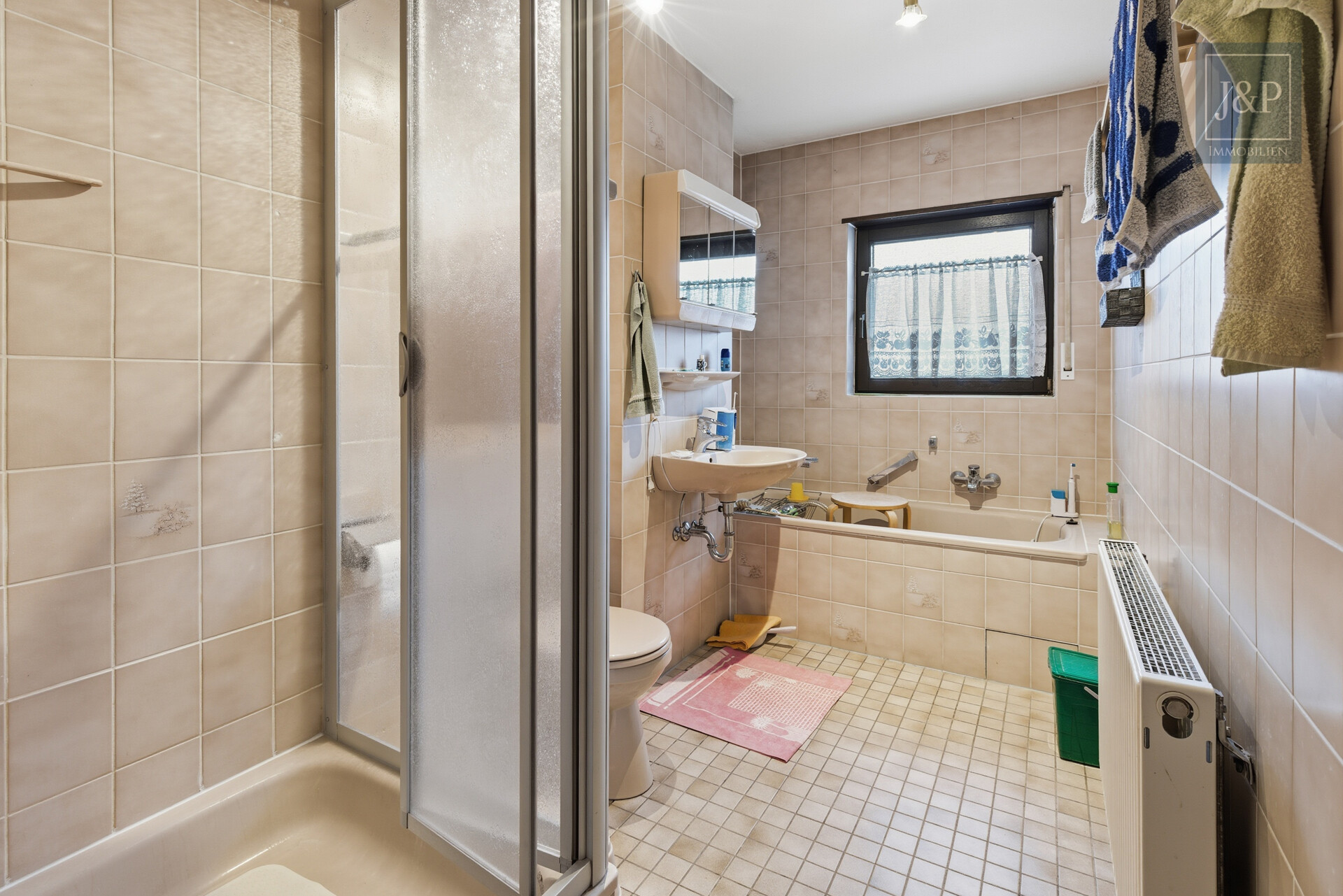 Familienfreundliches Einfamilienhaus in ruhiger & zentraler Lage von Hattersheim - 1.OG Badezimmer