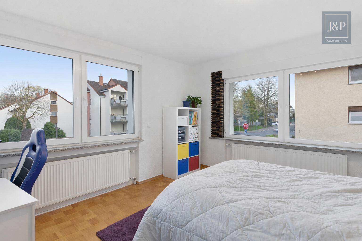 Große 5-Zimmer-Wohnung mit 5% Mietrendite, Terrasse, lichtdurchflutet Wohnkonzept in Friedberg - Schlafzimmer 1