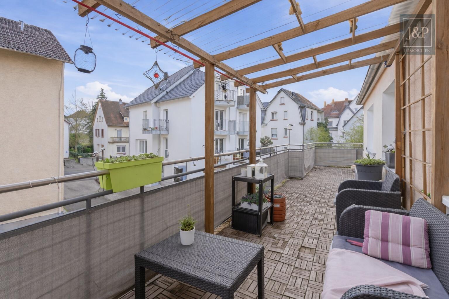 Große 5-Zimmer-Wohnung mit 5% Mietrendite, Terrasse, lichtdurchflutet Wohnkonzept in Friedberg - Balkon