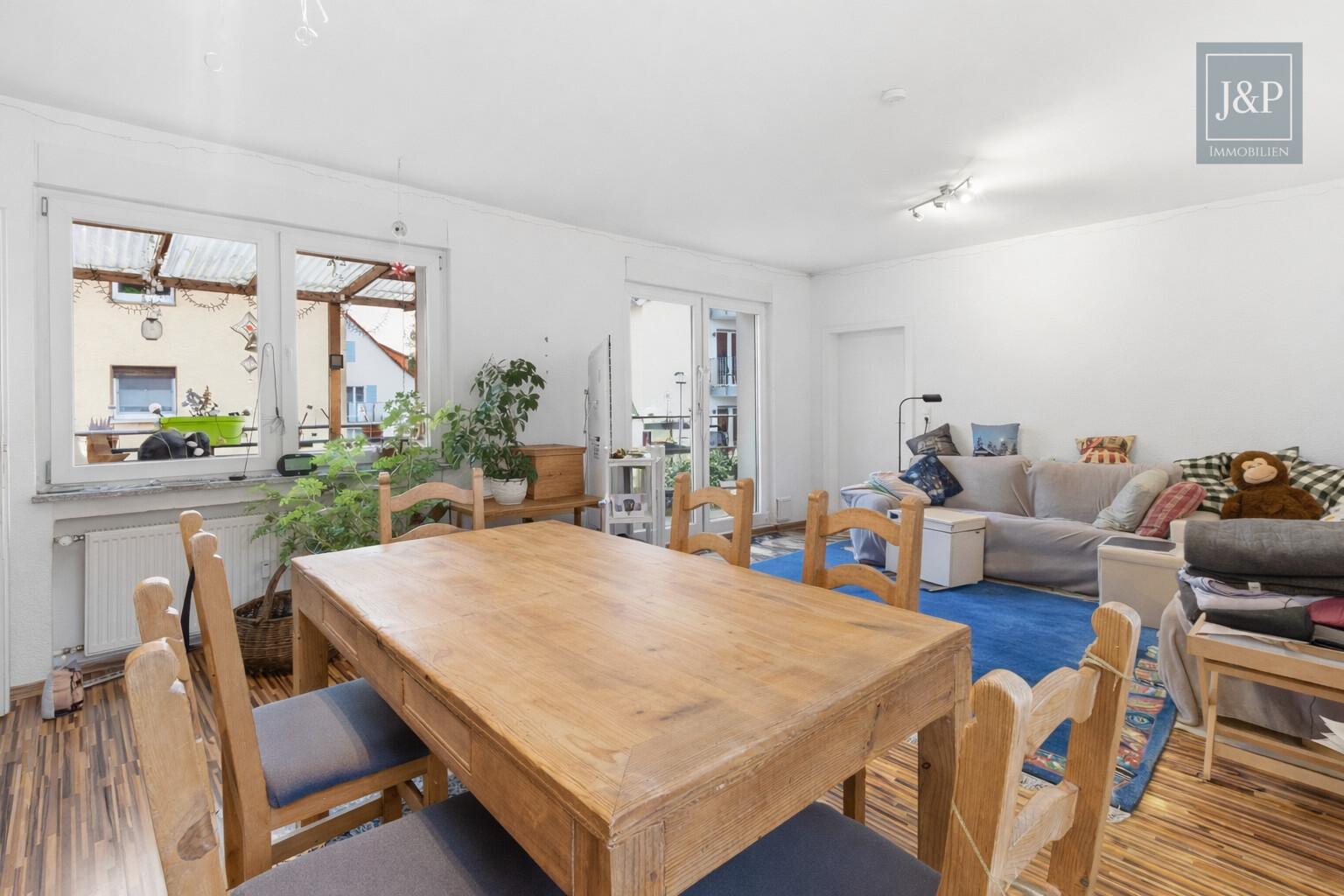 Große 5-Zimmer-Wohnung mit 5% Mietrendite, Terrasse, lichtdurchflutet Wohnkonzept in Friedberg - Wohnzimmer