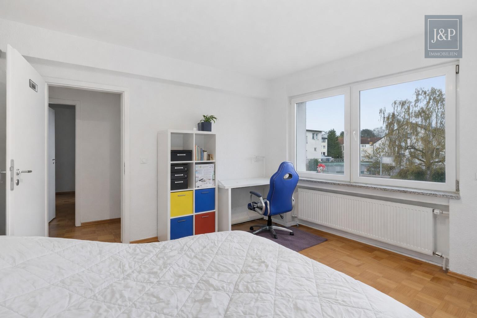 Große 5-Zimmer-Wohnung mit 5% Mietrendite, Terrasse, lichtdurchflutet Wohnkonzept in Friedberg - Schlafzimmer 1