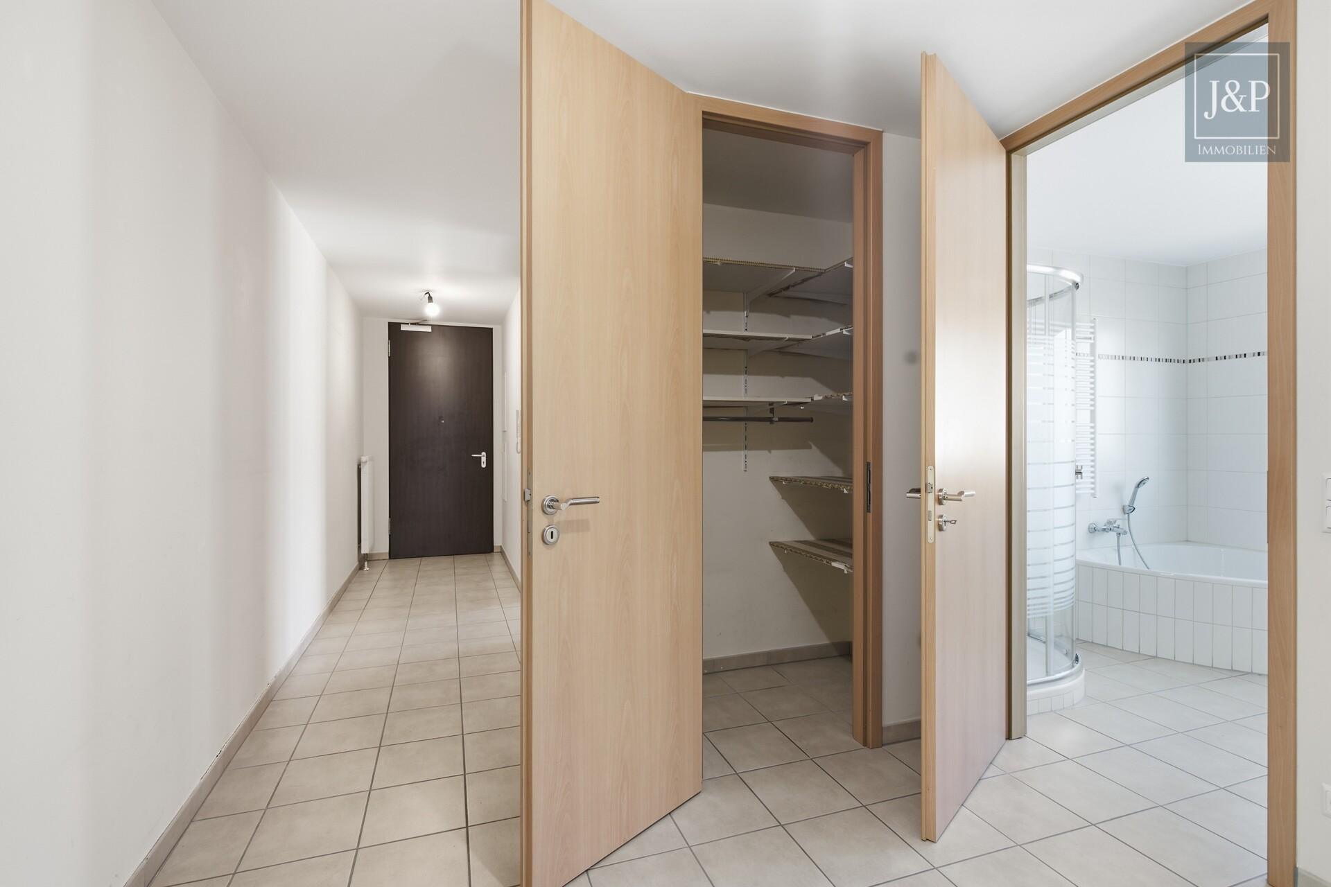 Kurze Wege, großzügiges Wohnen: 3 Zimmer mit Balkon & Tiefgarage in Hattersheim - Flur