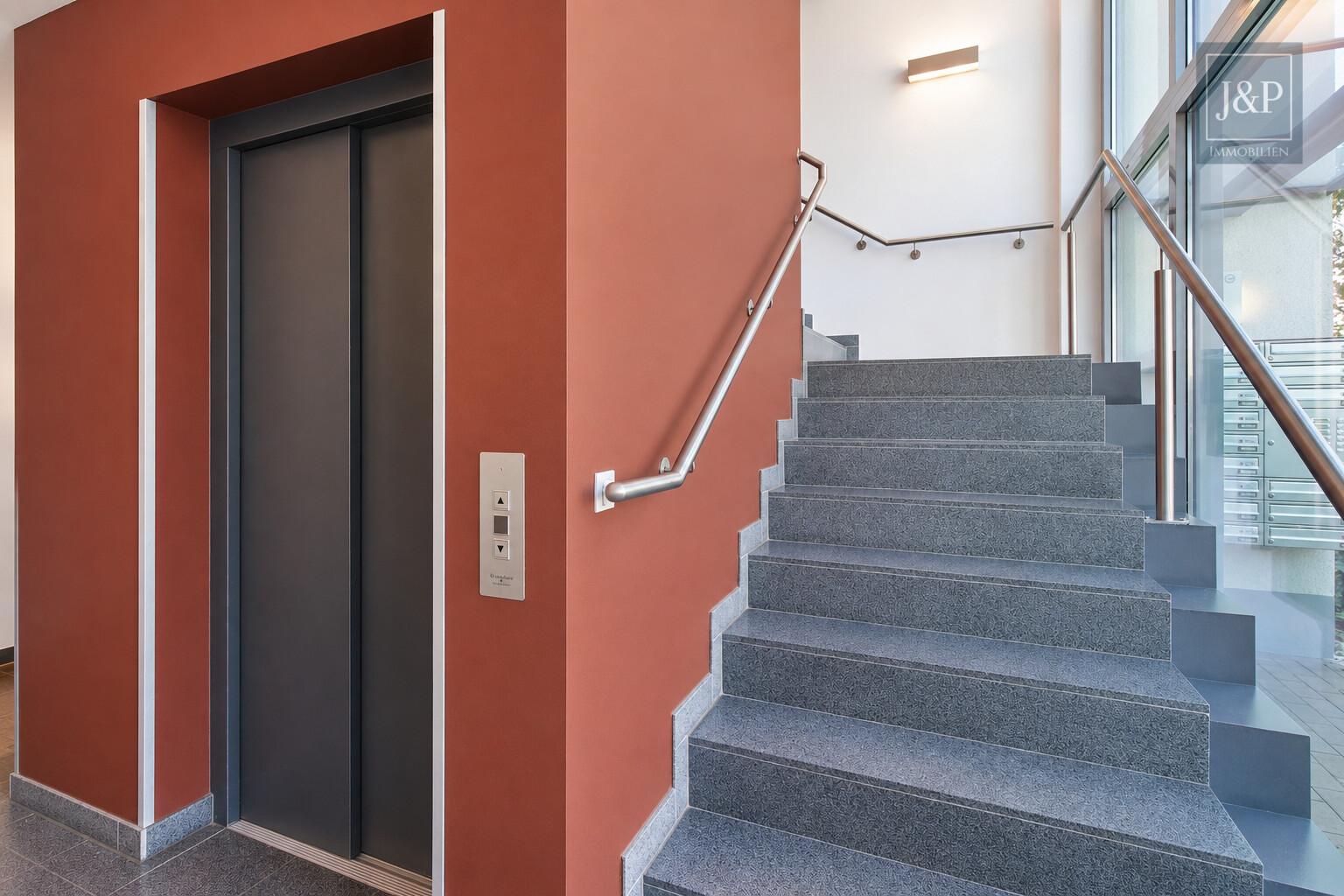 Kurze Wege, großzügiges Wohnen: 3 Zimmer mit Balkon & Tiefgarage in Hattersheim - Aufzug- und Treppenhaus