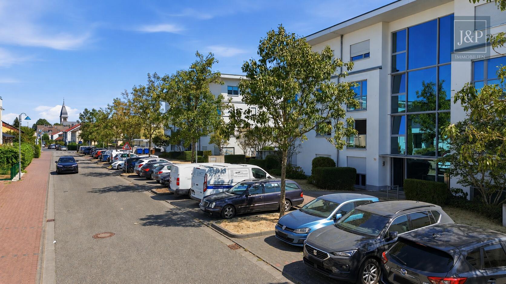 Kurze Wege, großzügiges Wohnen: 3 Zimmer mit Balkon & Tiefgarage in Hattersheim - Außenansicht