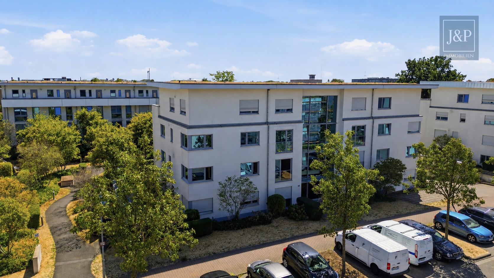 Kurze Wege, großzügiges Wohnen: 3 Zimmer mit Balkon & Tiefgarage in Hattersheim - Außenansicht