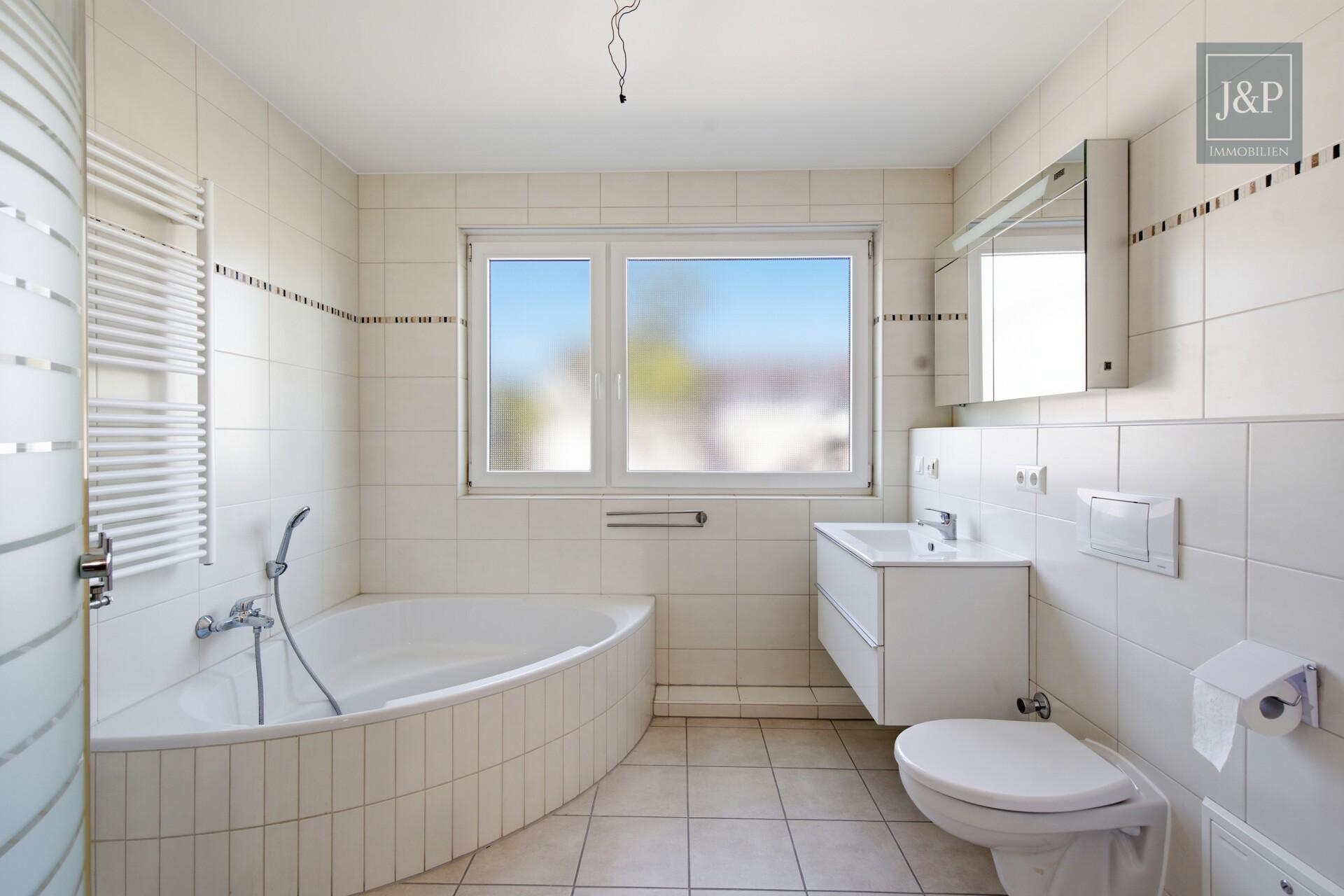 Kurze Wege, großzügiges Wohnen: 3 Zimmer mit Balkon & Tiefgarage in Hattersheim - Badezimmer