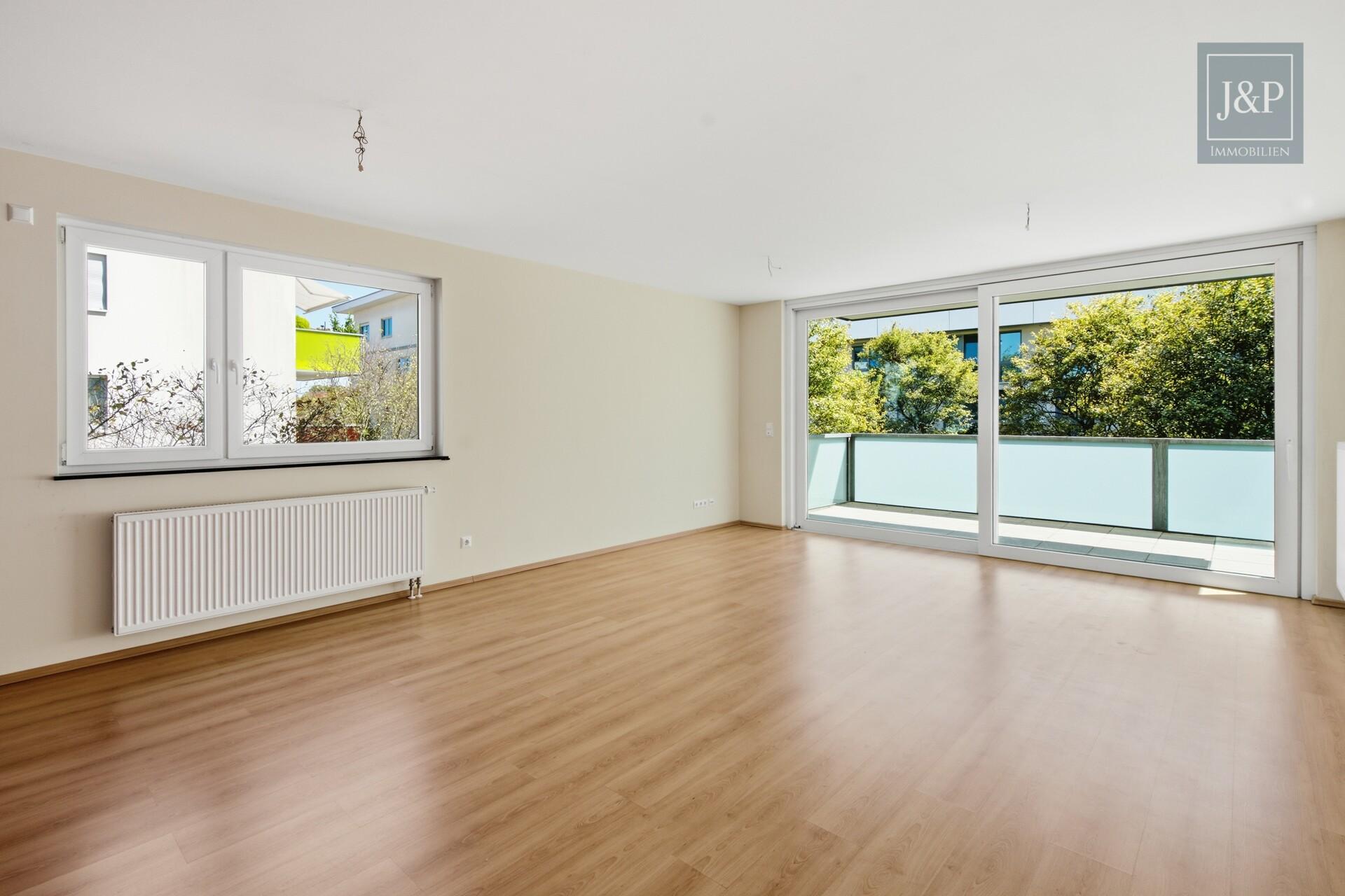 Kurze Wege, großzügiges Wohnen: 3 Zimmer mit Balkon & Tiefgarage in Hattersheim - Wohnzimmer