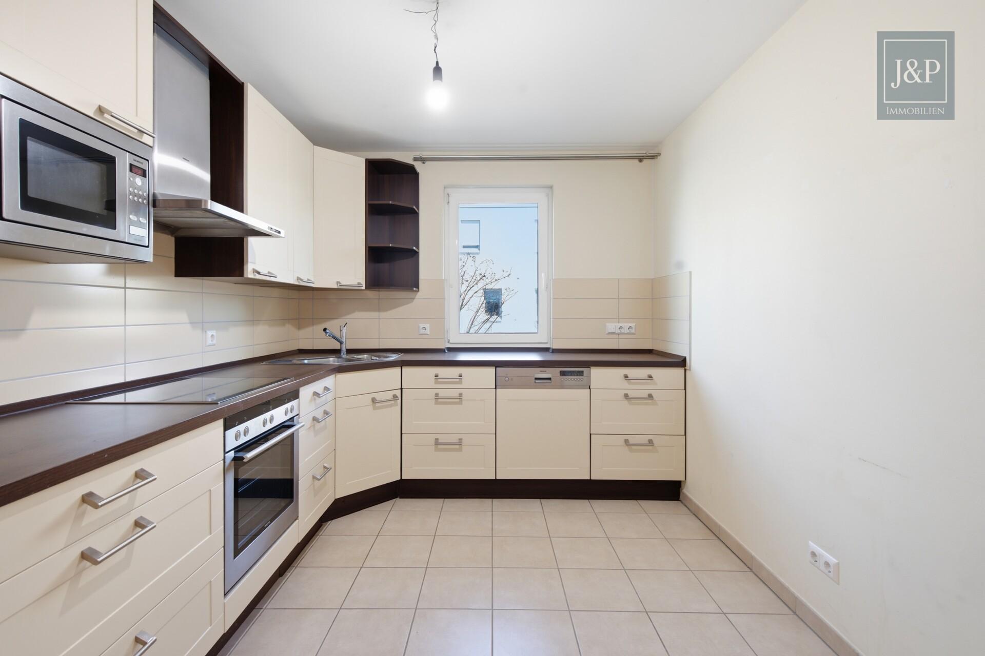 Kurze Wege, großzügiges Wohnen: 3 Zimmer mit Balkon & Tiefgarage in Hattersheim - Küche