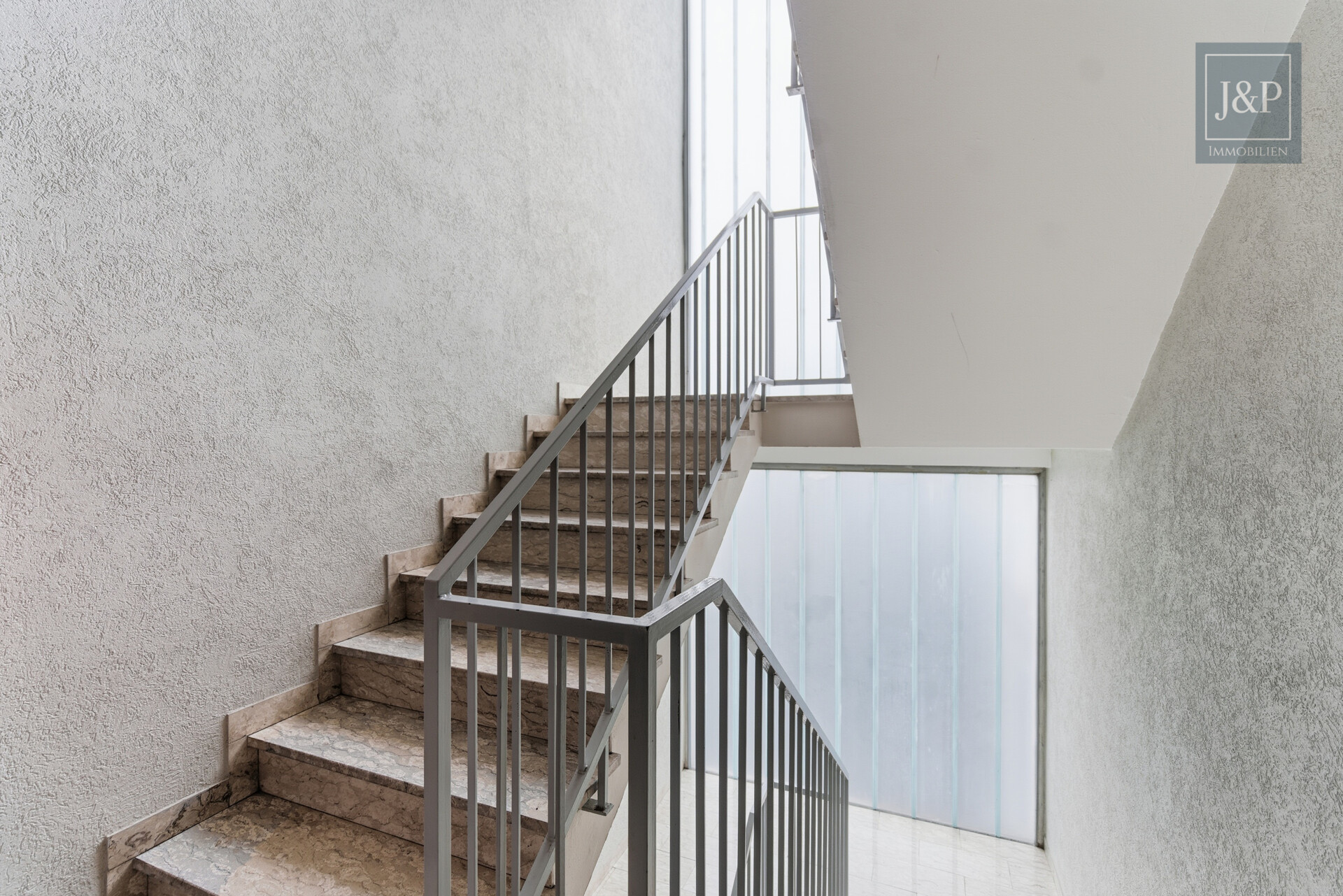 Vermietete 4-Zimmer-Wohnung mit großem Süd-West-Balkon und optionalen TG-Stellplätzen! - Treppenhaus