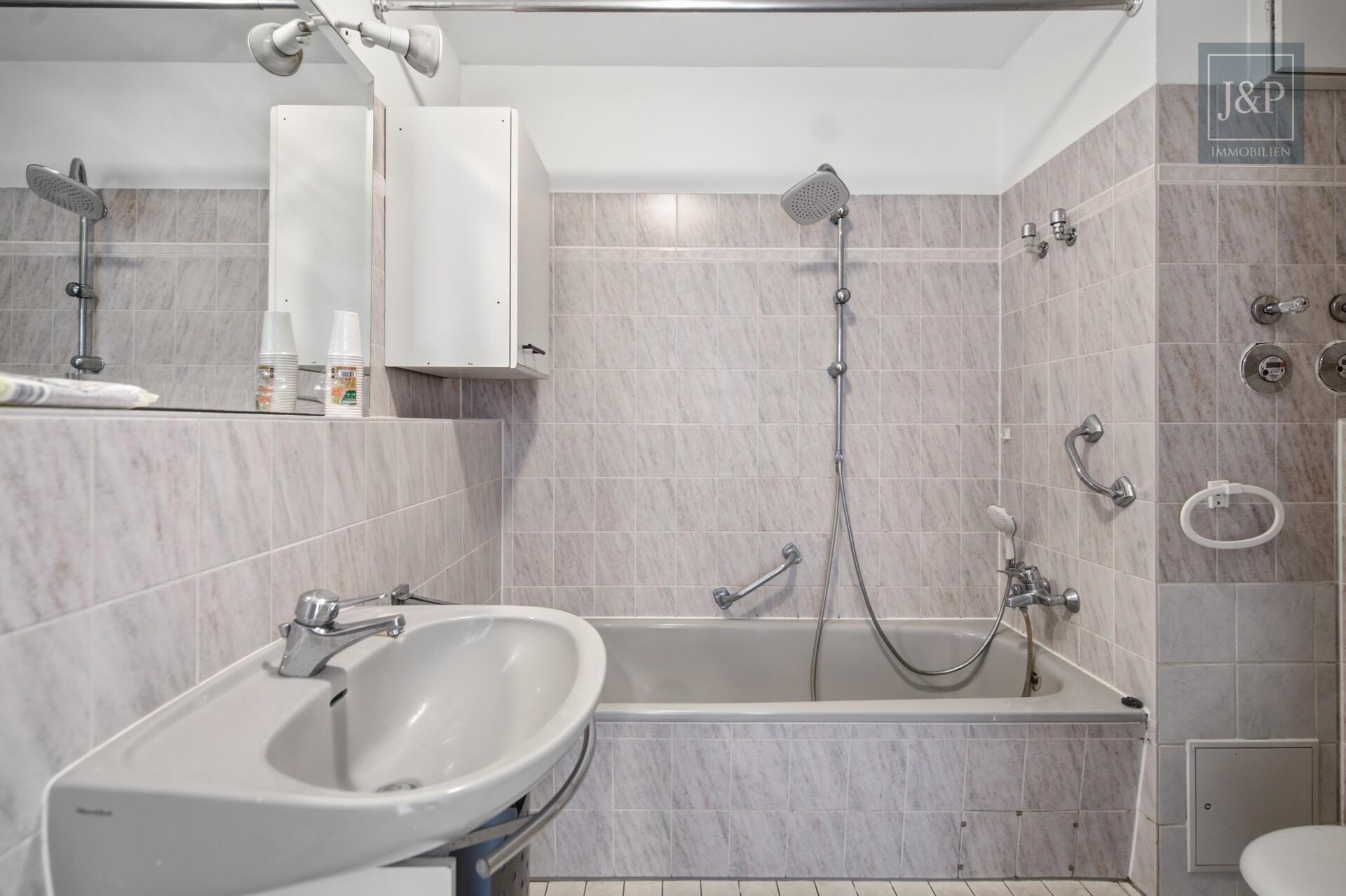 Lichtdurchflutetes Penthouse mit Süd-Balkon & Tiefgarage in Darmstadt! - Badezimmer