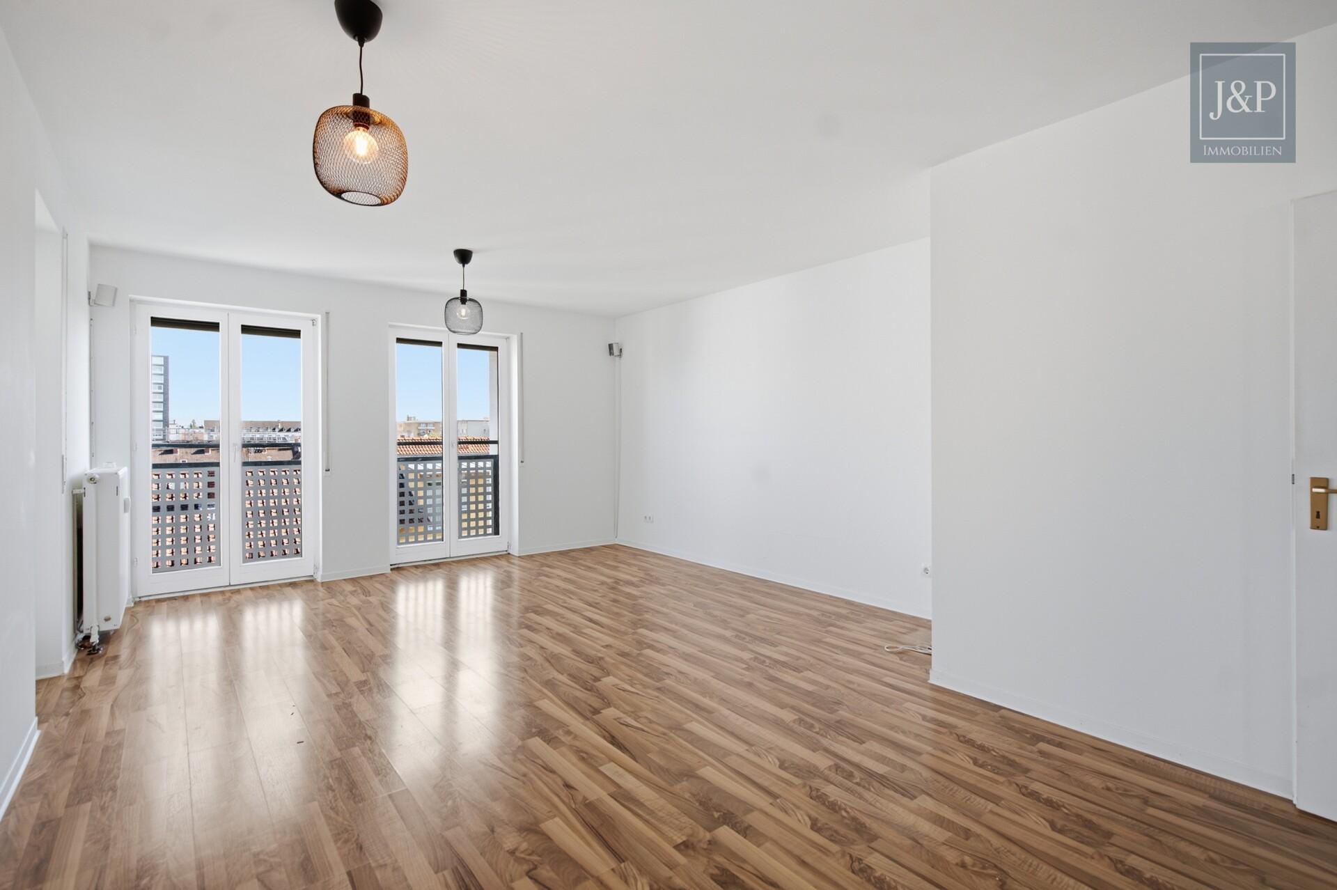 Lichtdurchflutetes Penthouse mit Süd-Balkon & Tiefgarage in Darmstadt! - Wohnzimmer