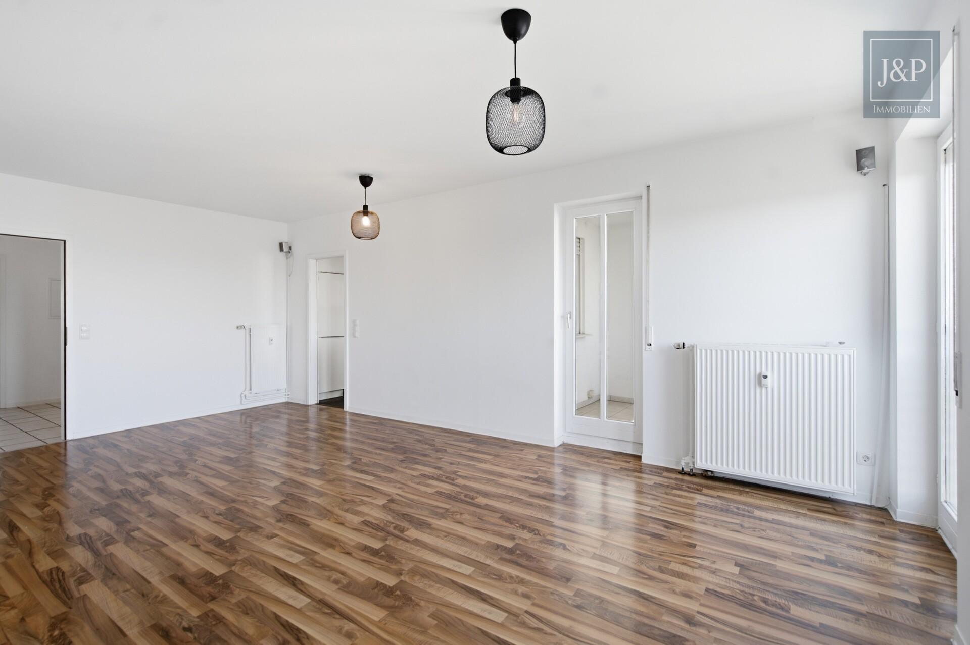 Lichtdurchflutetes Penthouse mit Süd-Balkon & Tiefgarage in Darmstadt! - Wohnzimmer