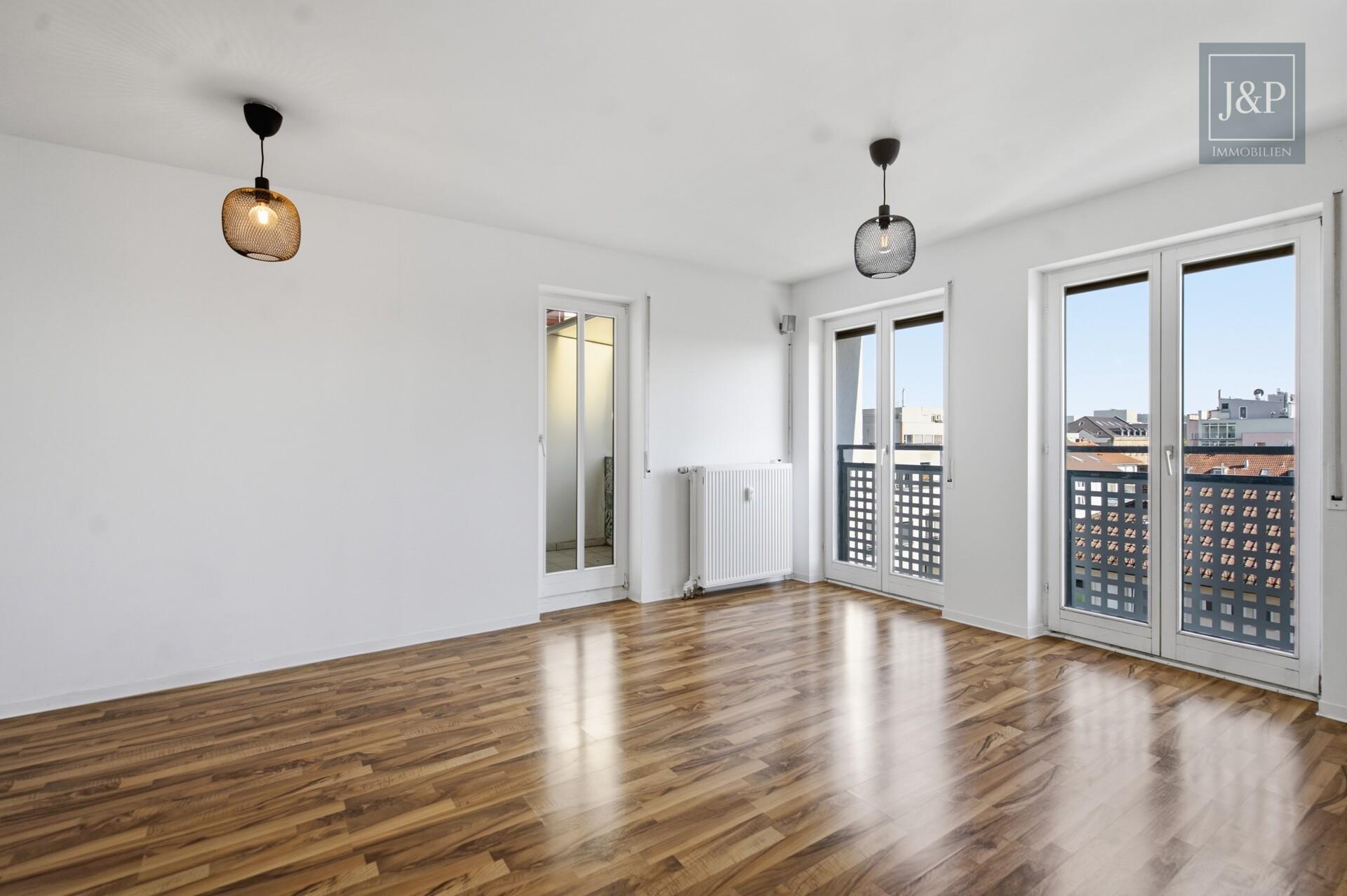 Lichtdurchflutetes Penthouse mit Süd-Balkon & Tiefgarage in Darmstadt! - Wohnzimmer