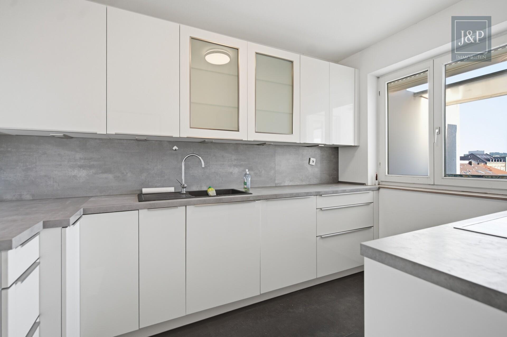 Lichtdurchflutetes Penthouse mit Süd-Balkon & Tiefgarage in Darmstadt! - Küche