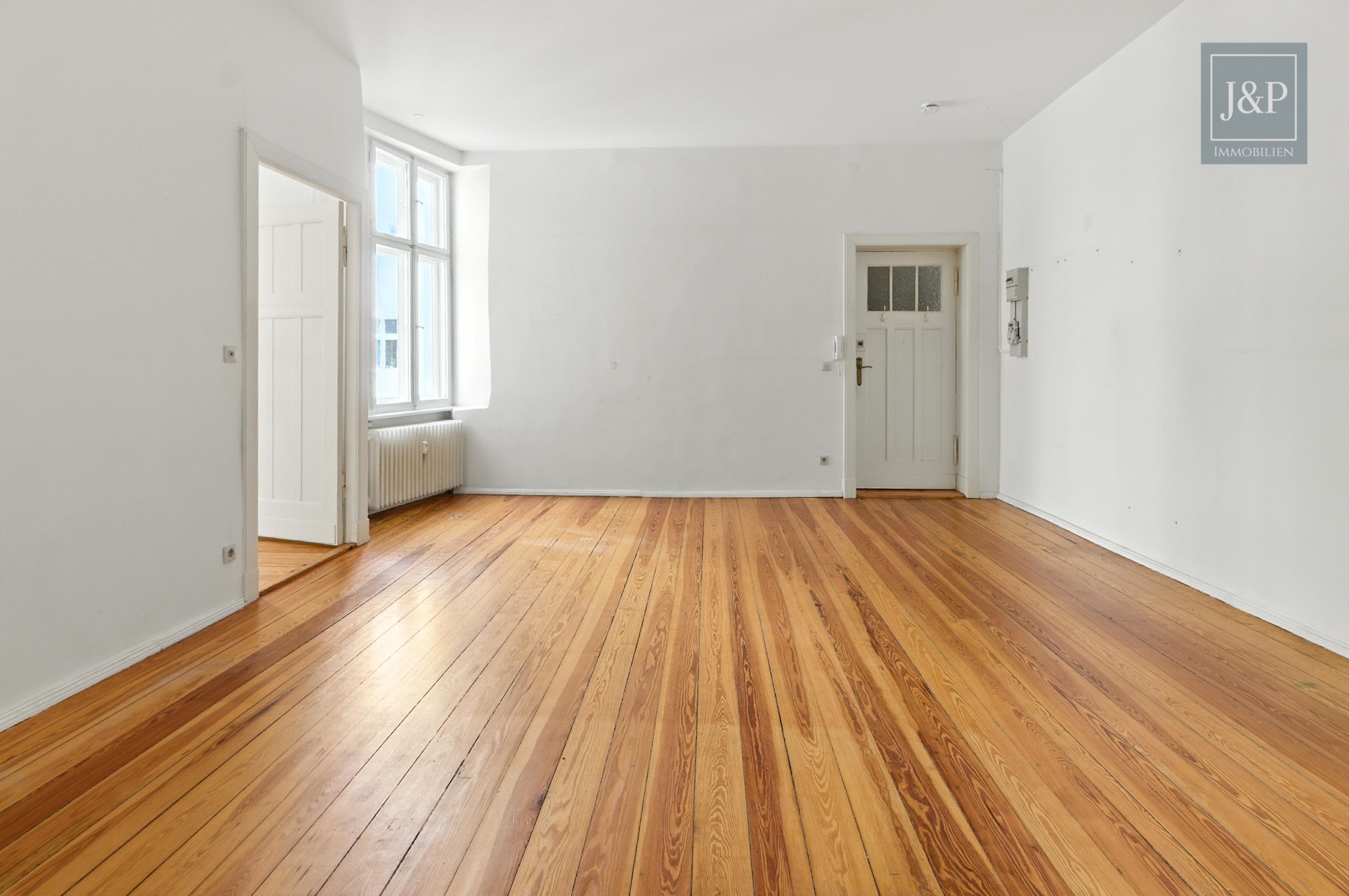 Renovierte 2-Zimmer-Altbauwohnung mit großem Wohnbereich & Balkon zum Innenhof - Wohnbereich