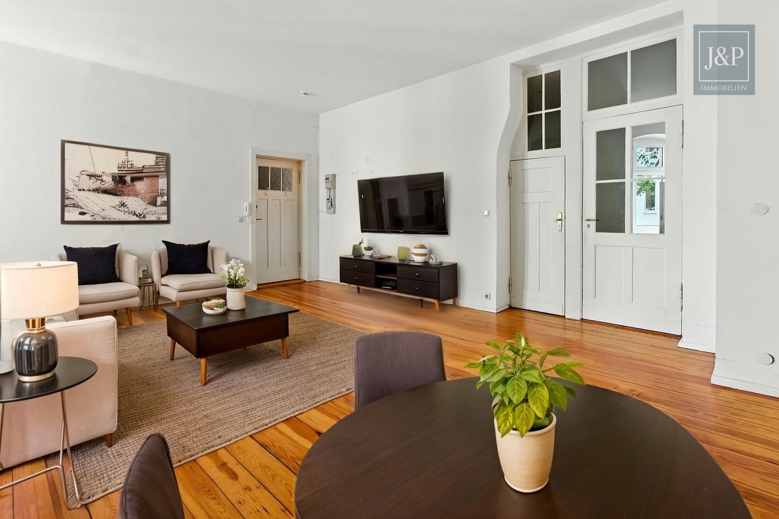 Renovierte 2-Zimmer-Altbauwohnung mit großem Wohnbereich & Balkon zum Innenhof - Wohnbereich eingerichtet