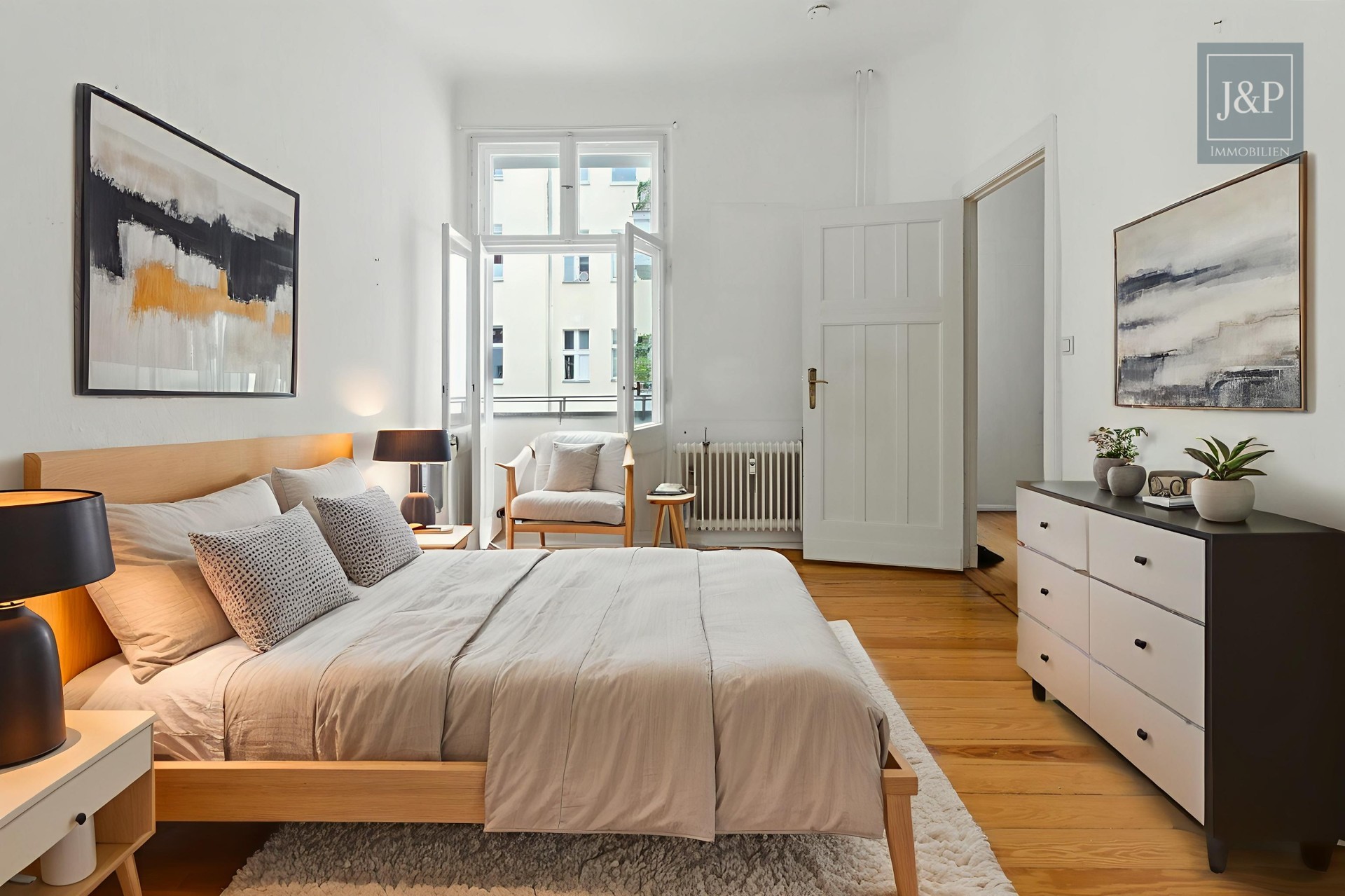 Renovierte 2-Zimmer-Altbauwohnung mit großem Wohnbereich & Balkon zum Innenhof - Schlafzimmer eingerichtet