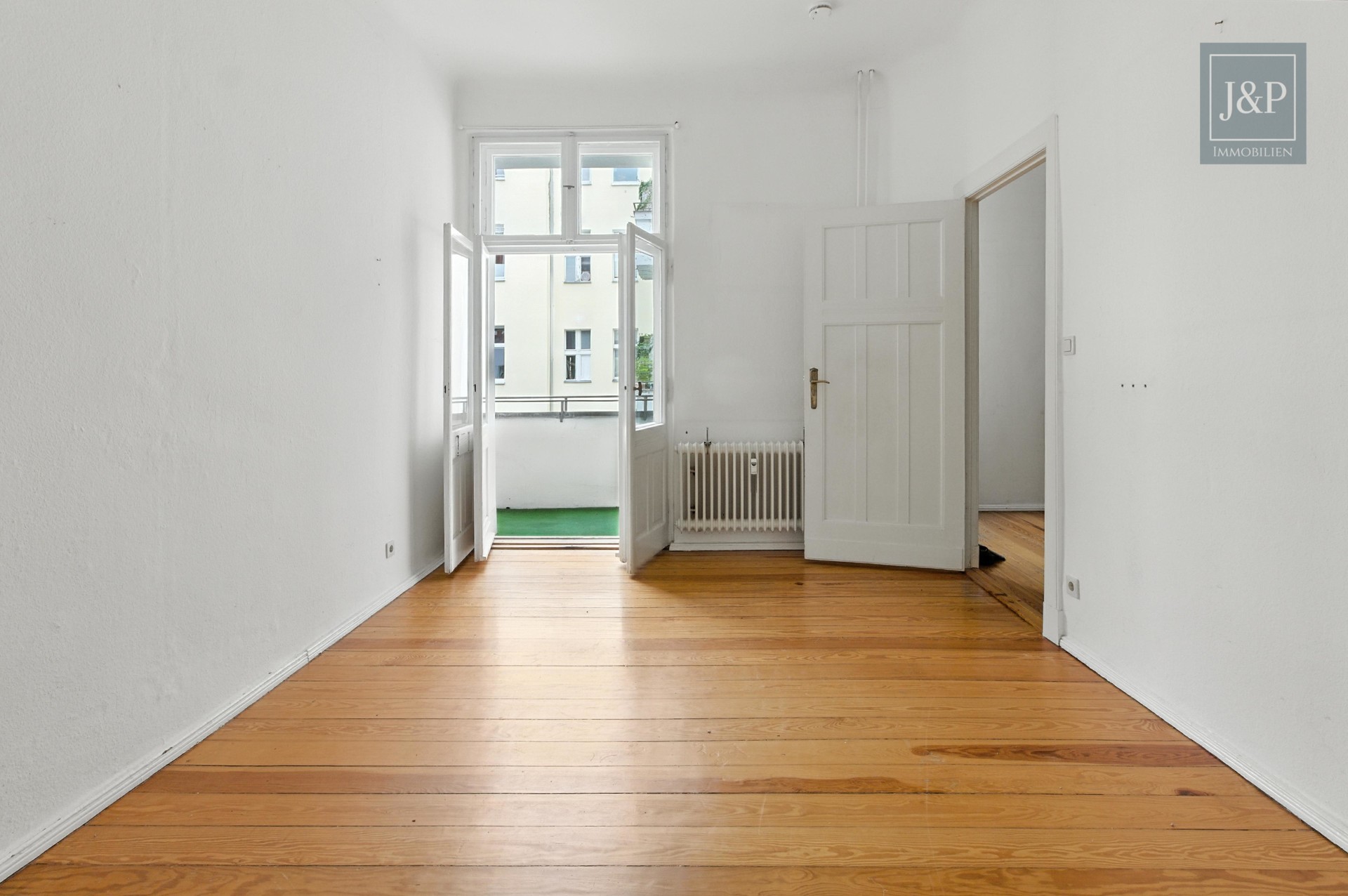 Renovierte 2-Zimmer-Altbauwohnung mit großem Wohnbereich & Balkon zum Innenhof - Schlafzimmer