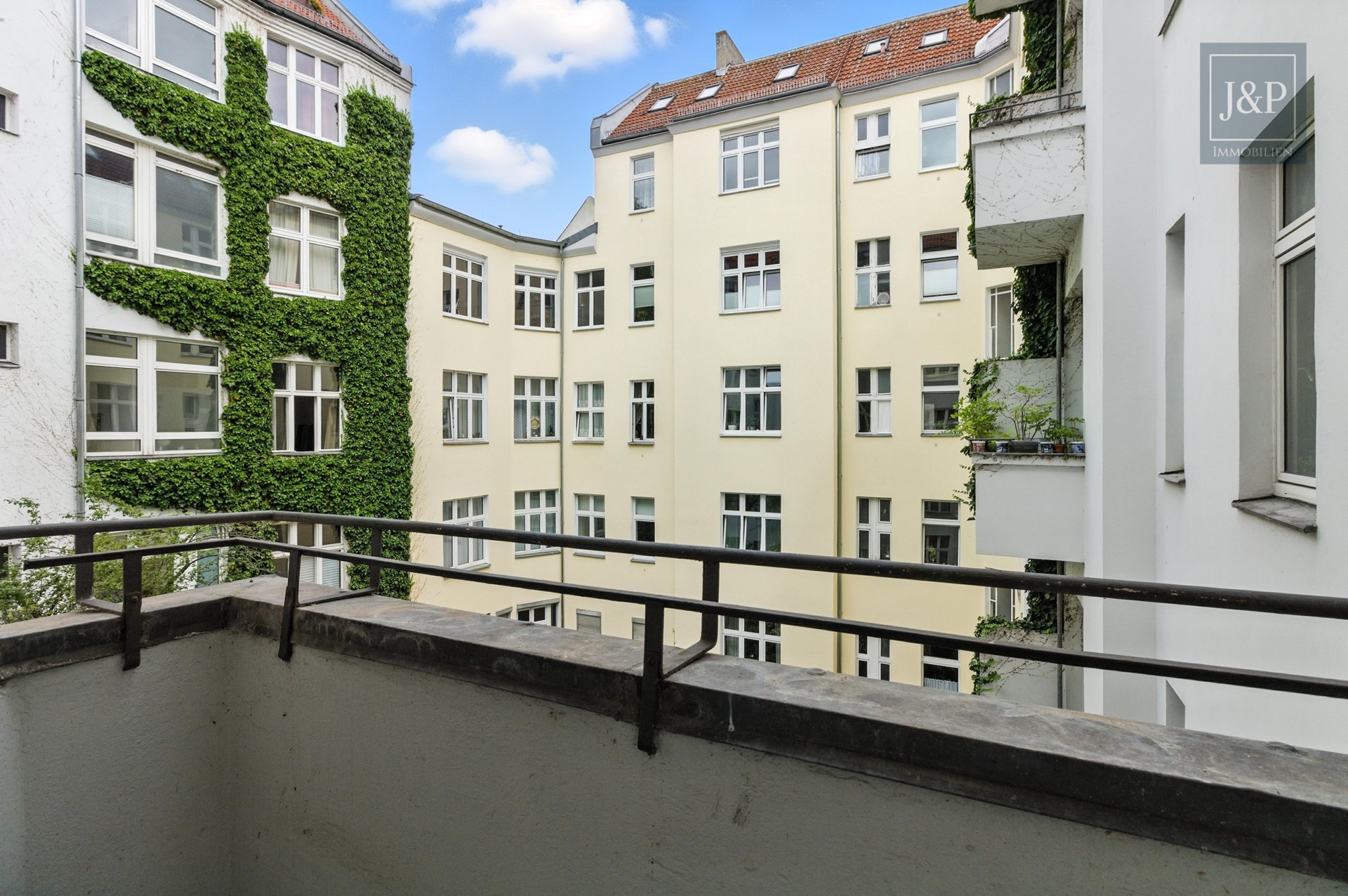 Renovierte 2-Zimmer-Altbauwohnung mit großem Wohnbereich & Balkon zum Innenhof - Balkon