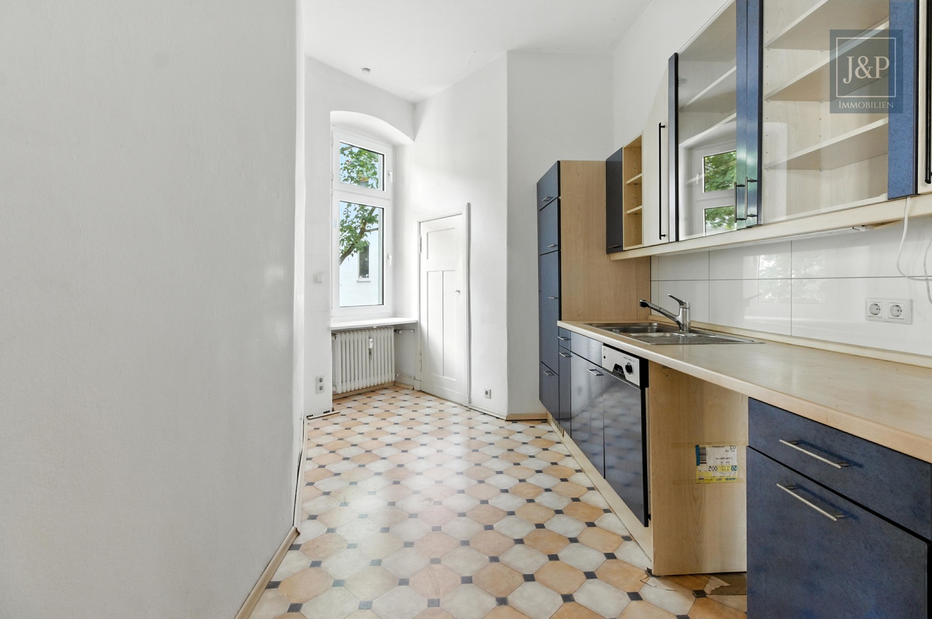 Renovierte 2-Zimmer-Altbauwohnung mit großem Wohnbereich & Balkon zum Innenhof - Küche