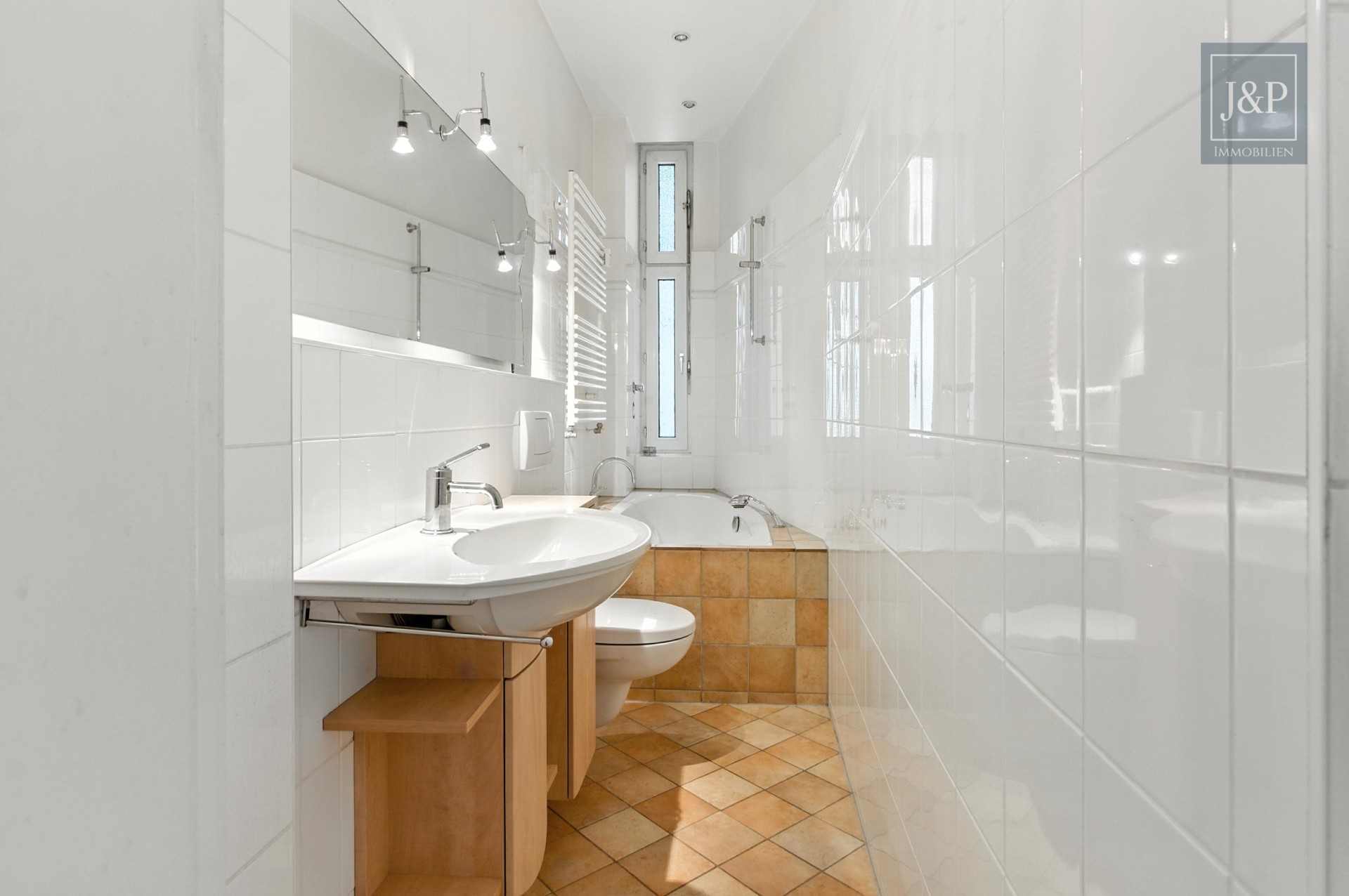 Renovierte 2-Zimmer-Altbauwohnung mit großem Wohnbereich & Balkon zum Innenhof - Badezimmer