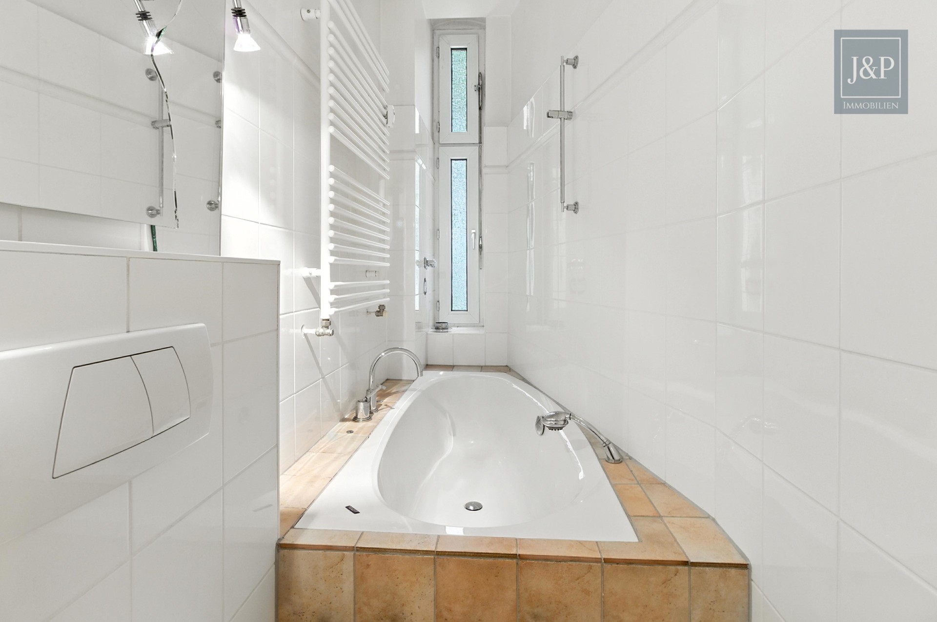 Renovierte 2-Zimmer-Altbauwohnung mit großem Wohnbereich & Balkon zum Innenhof - Badezimmer