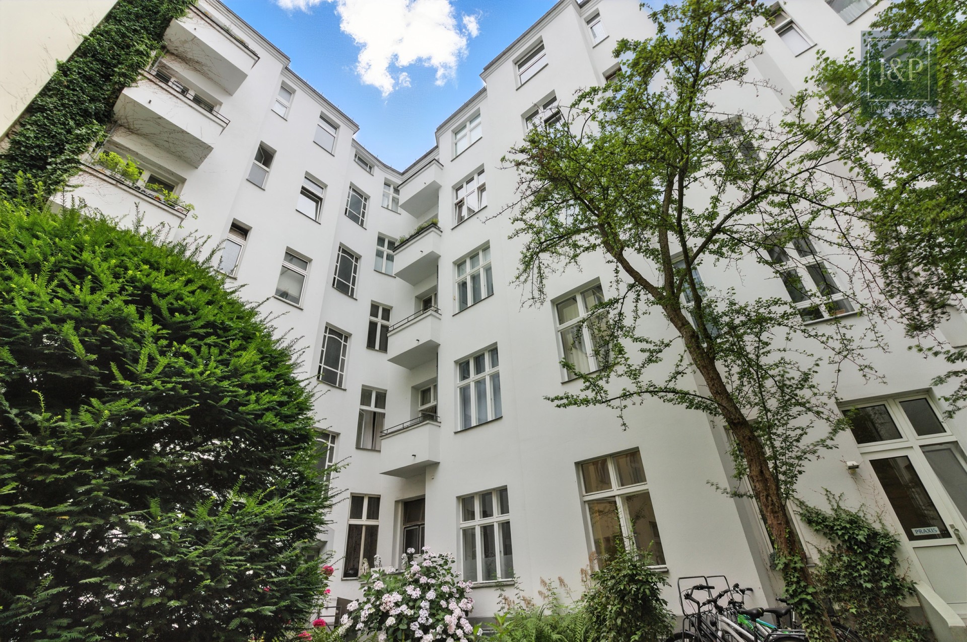 Renovierte 2-Zimmer-Altbauwohnung mit großem Wohnbereich & Balkon zum Innenhof - Außenansicht Innenhof