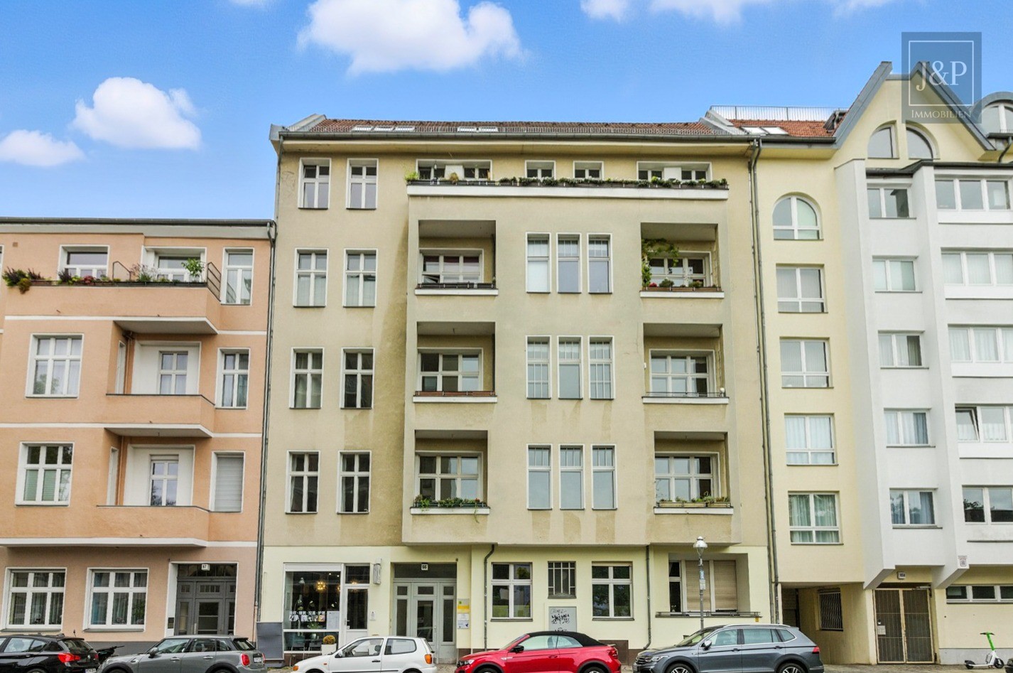 Renovierte 2-Zimmer-Altbauwohnung mit großem Wohnbereich & Balkon zum Innenhof - Außenansicht
