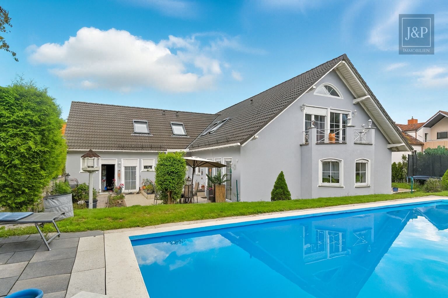 Großes Anwesen im Villenviertel von Glattbach. Gehobener Lebensstil in Waldrandnähe - Garten & Haus