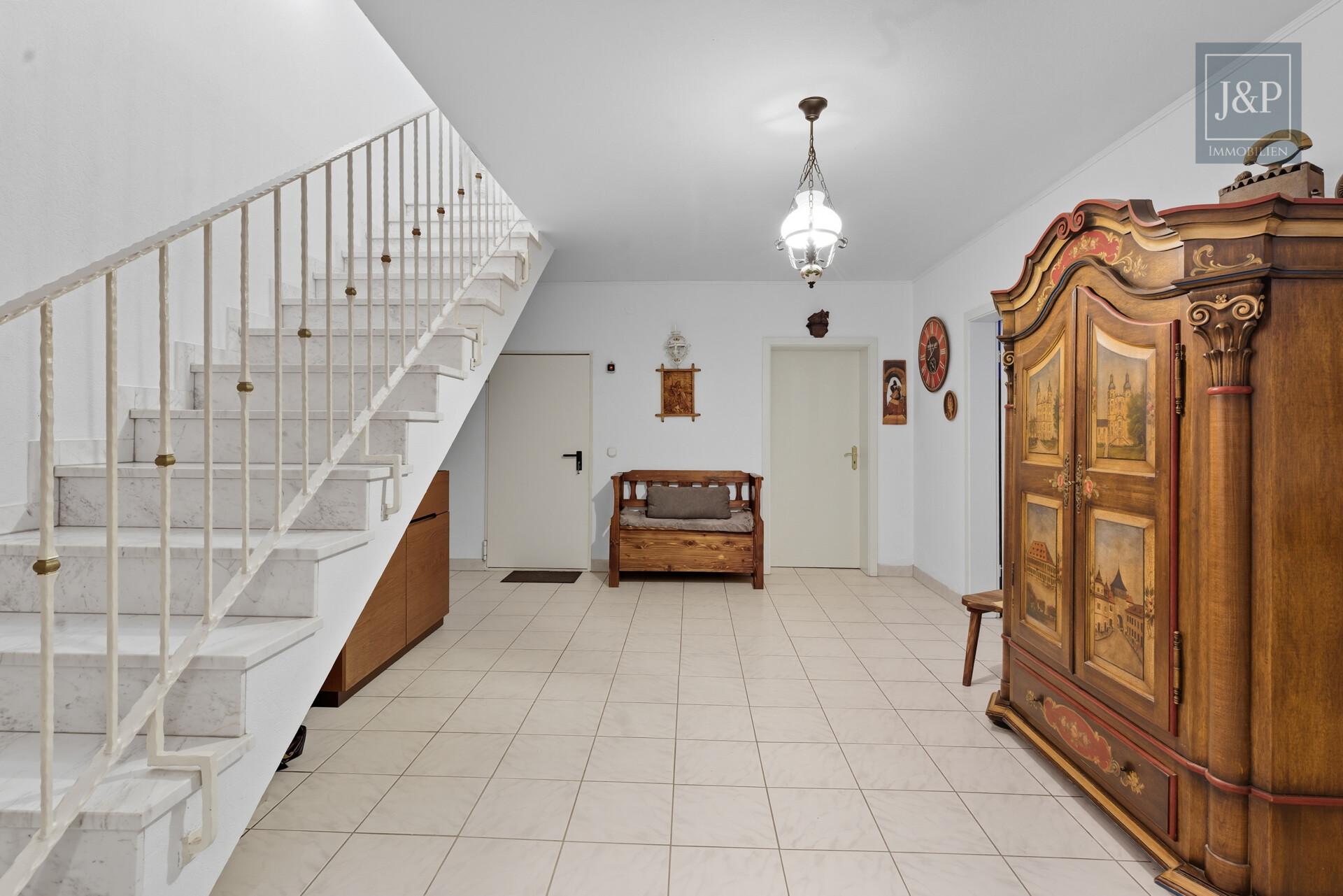 Großes Anwesen im Villenviertel von Glattbach. Gehobener Lebensstil in Waldrandnähe - UG Flur