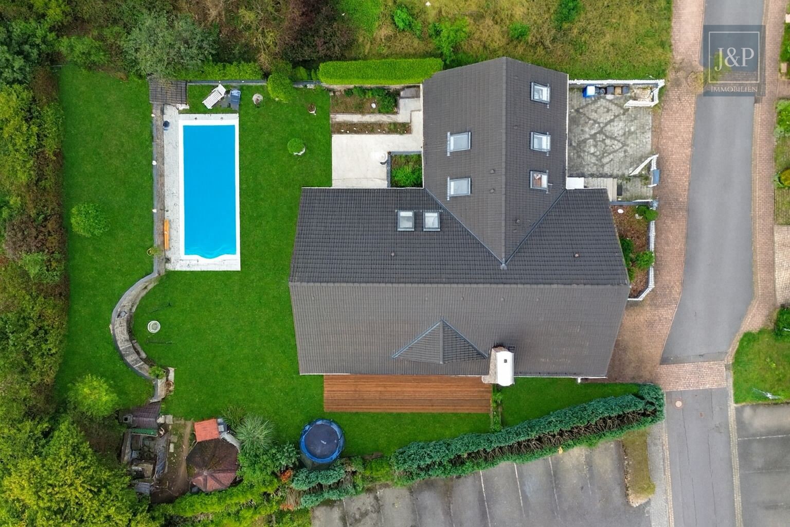 Großes Anwesen im Villenviertel von Glattbach. Gehobener Lebensstil in Waldrandnähe - Top down Sicht