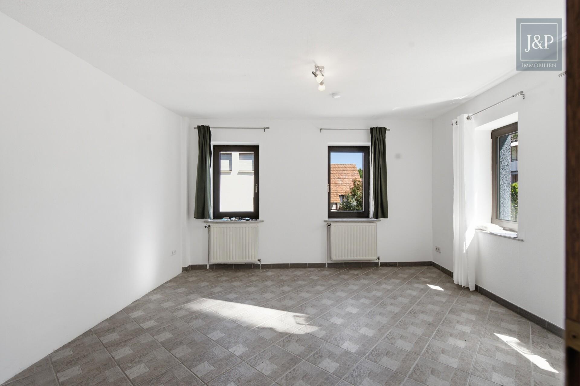 Freistehendes Einfamilienhaus mit traumhaftem Wohnzimmer, Garten & Ausbaureserve - Zimmer 1 EG